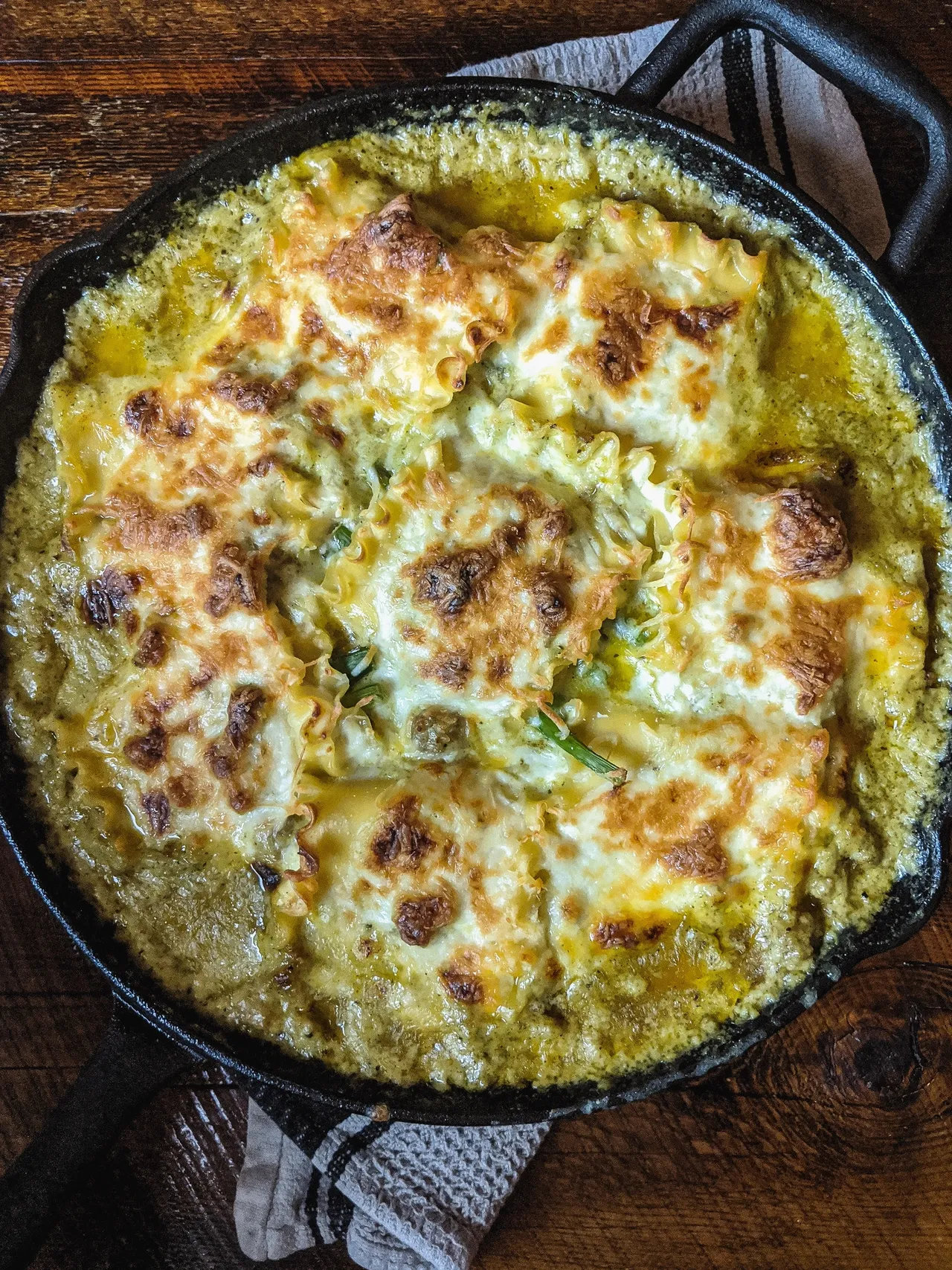 Lasagnes ricotta, asperges, pesto & chaire de saucisse