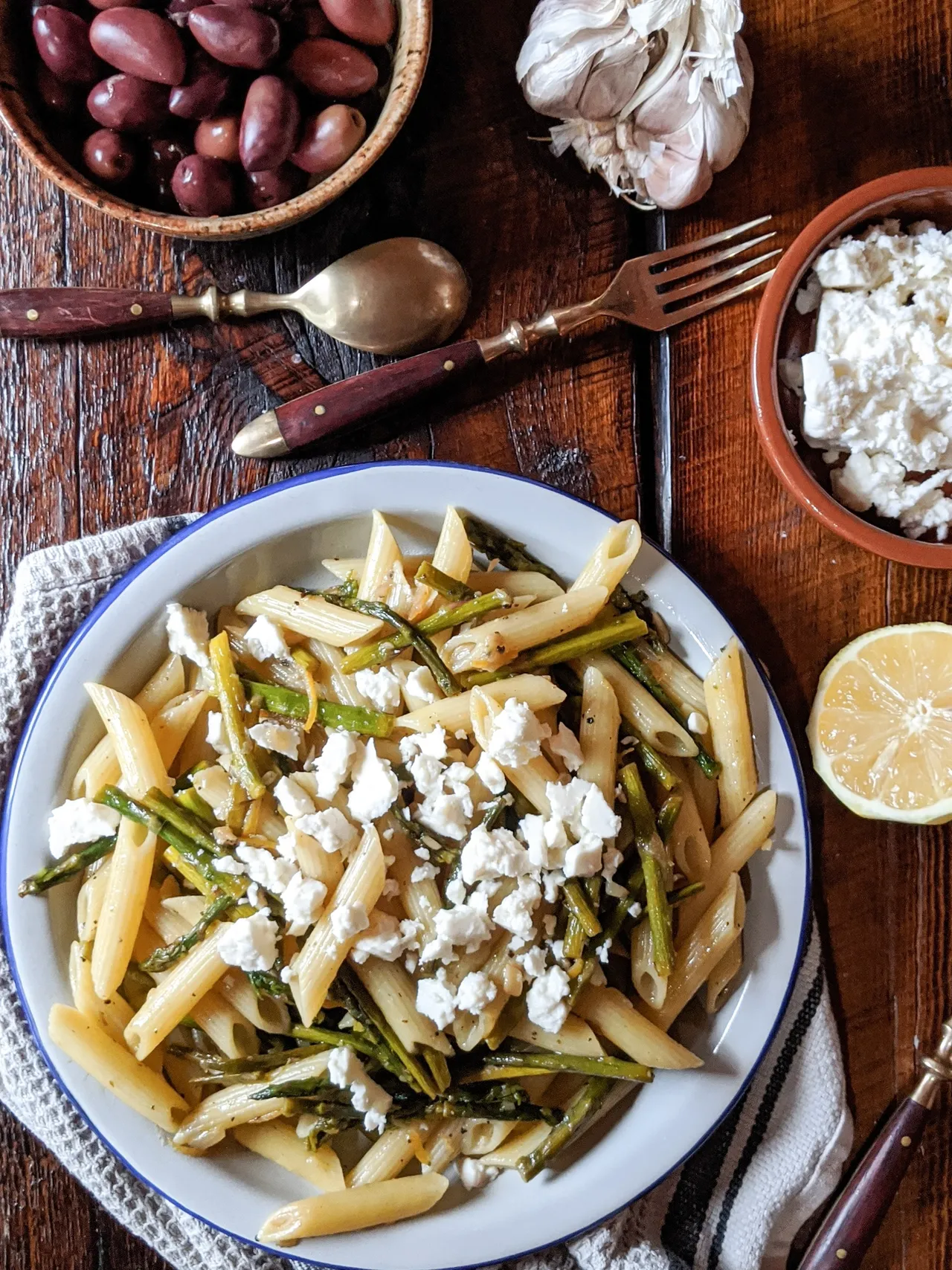 Penne huile citronnée, asperges & feta