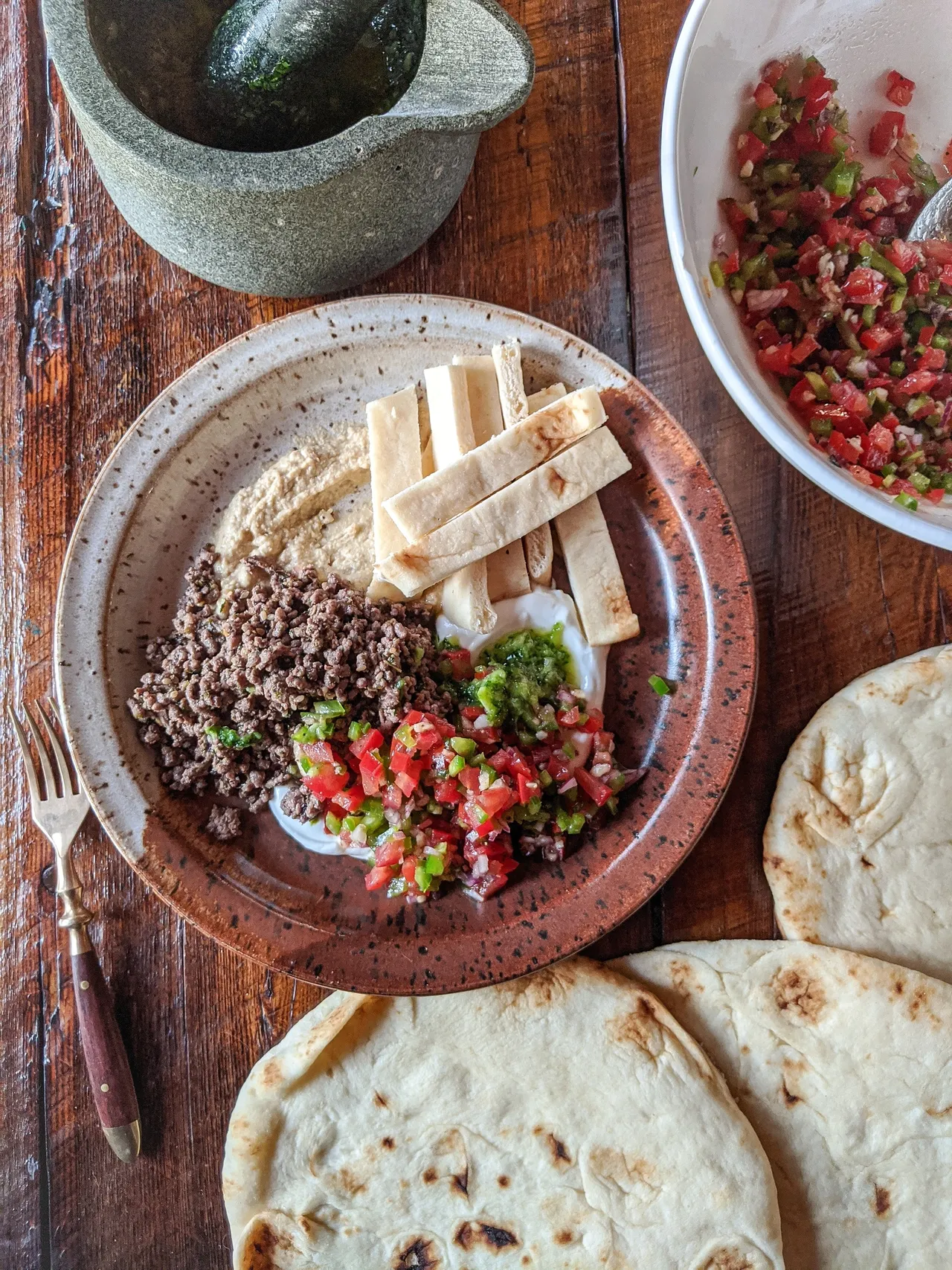 Salade israélienne, bœuf au Zaatar, houmous & yogourt