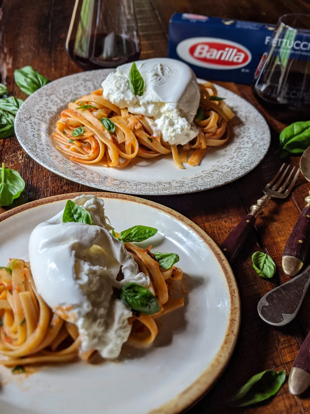 Pâtes sauce aux tomates & ail rôti avec burrata