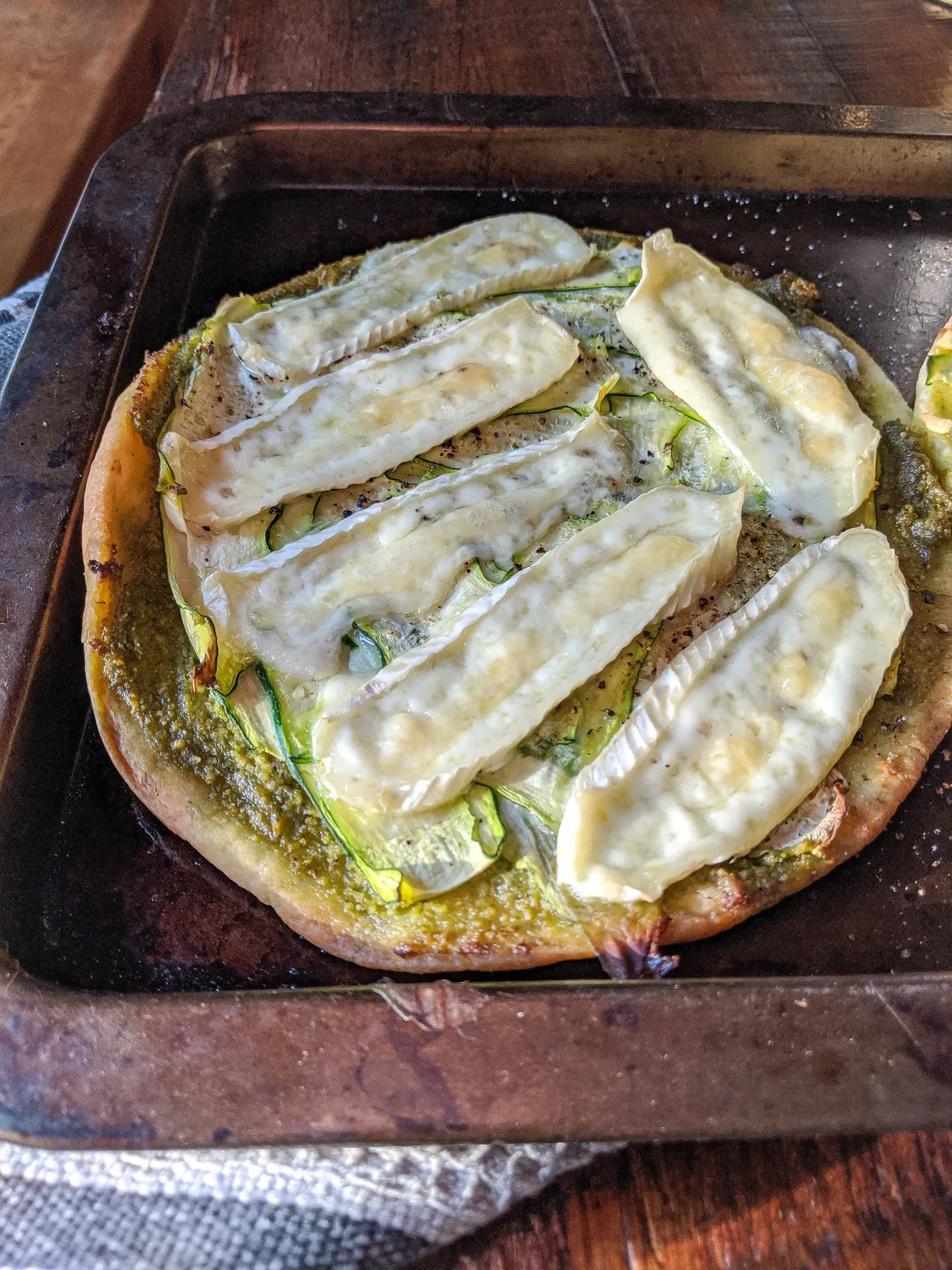 naan pesto, courgettes & brie