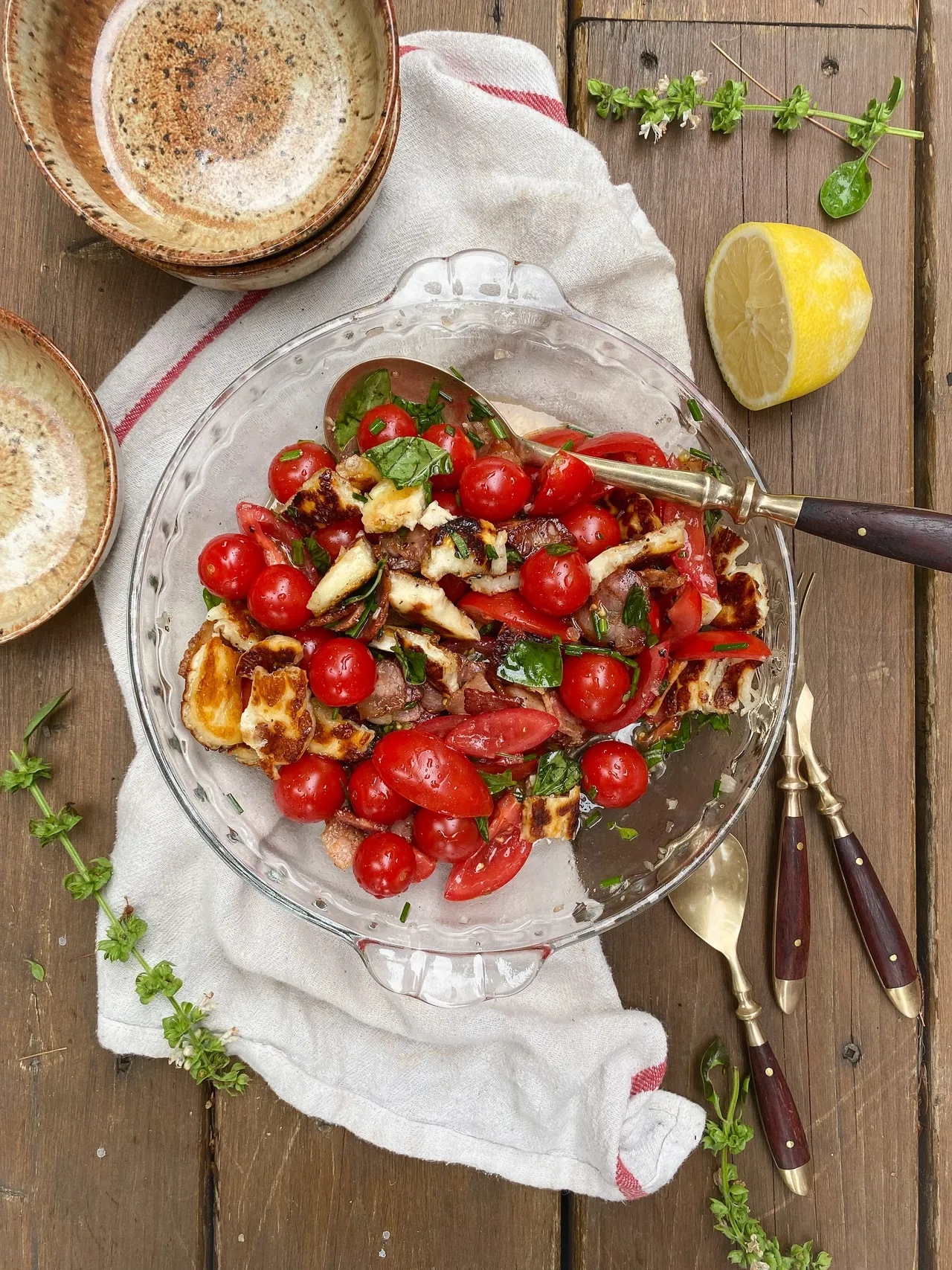 Salade de tomates, bacon et halloumi grillé