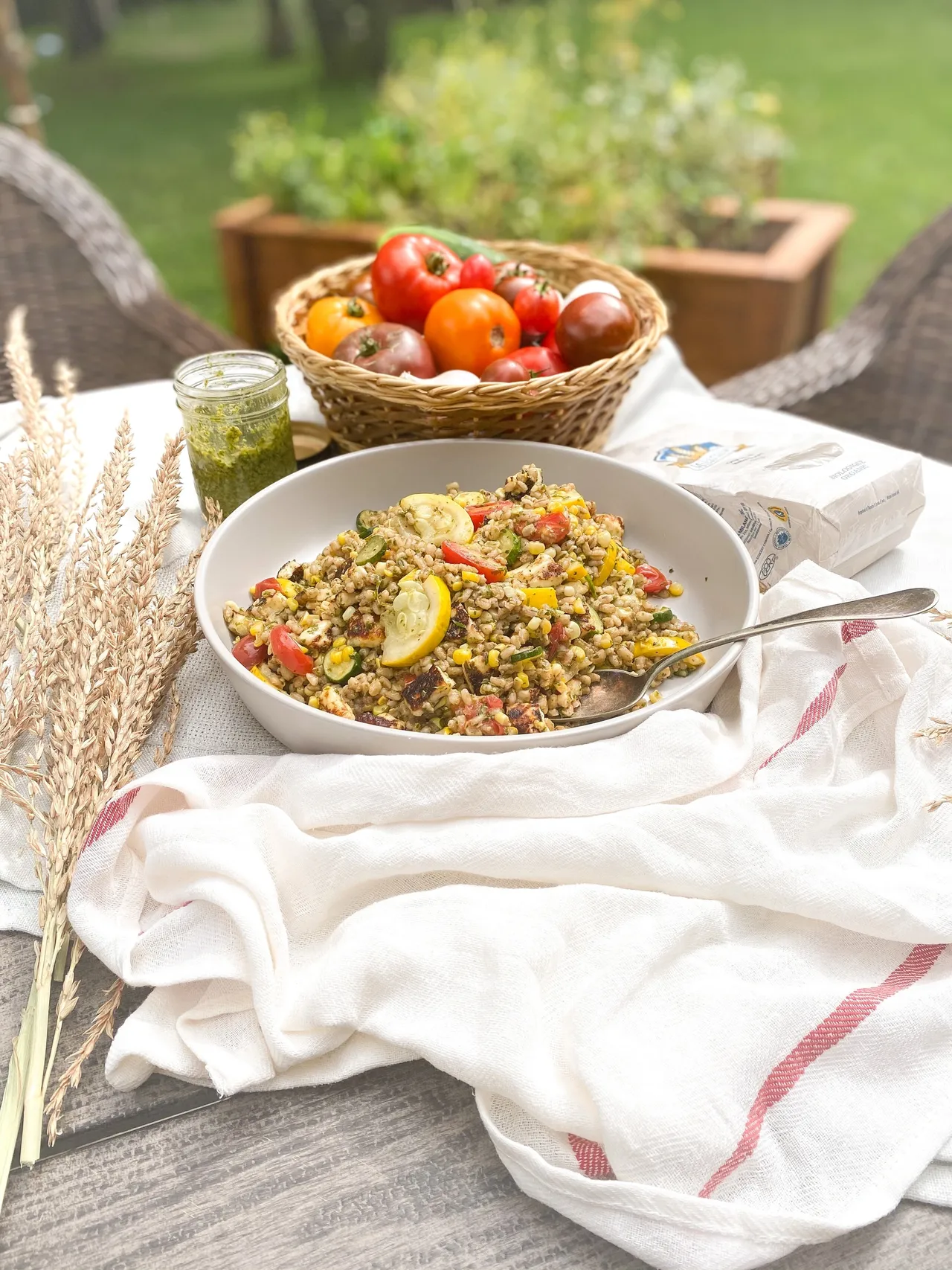 Orge légumes, pesto & halloumi grillé