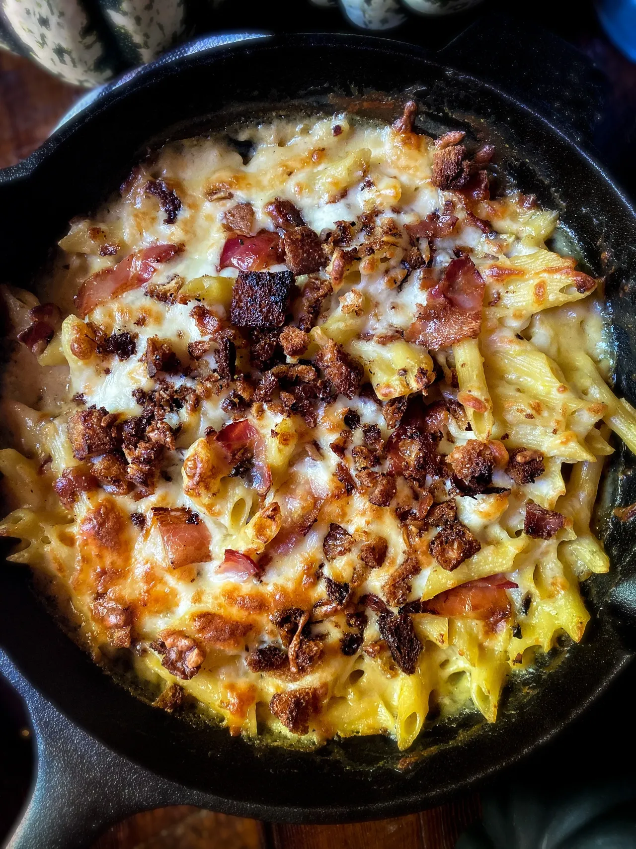 Mac and cheese à la courge, bacon & Bruxelles rôtis