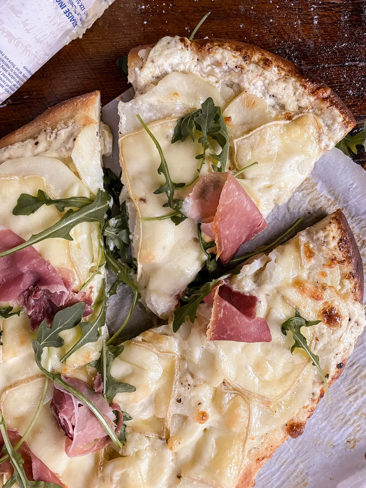 Pizza aux pommes de terre, crème à l'ail & fromage à raclette