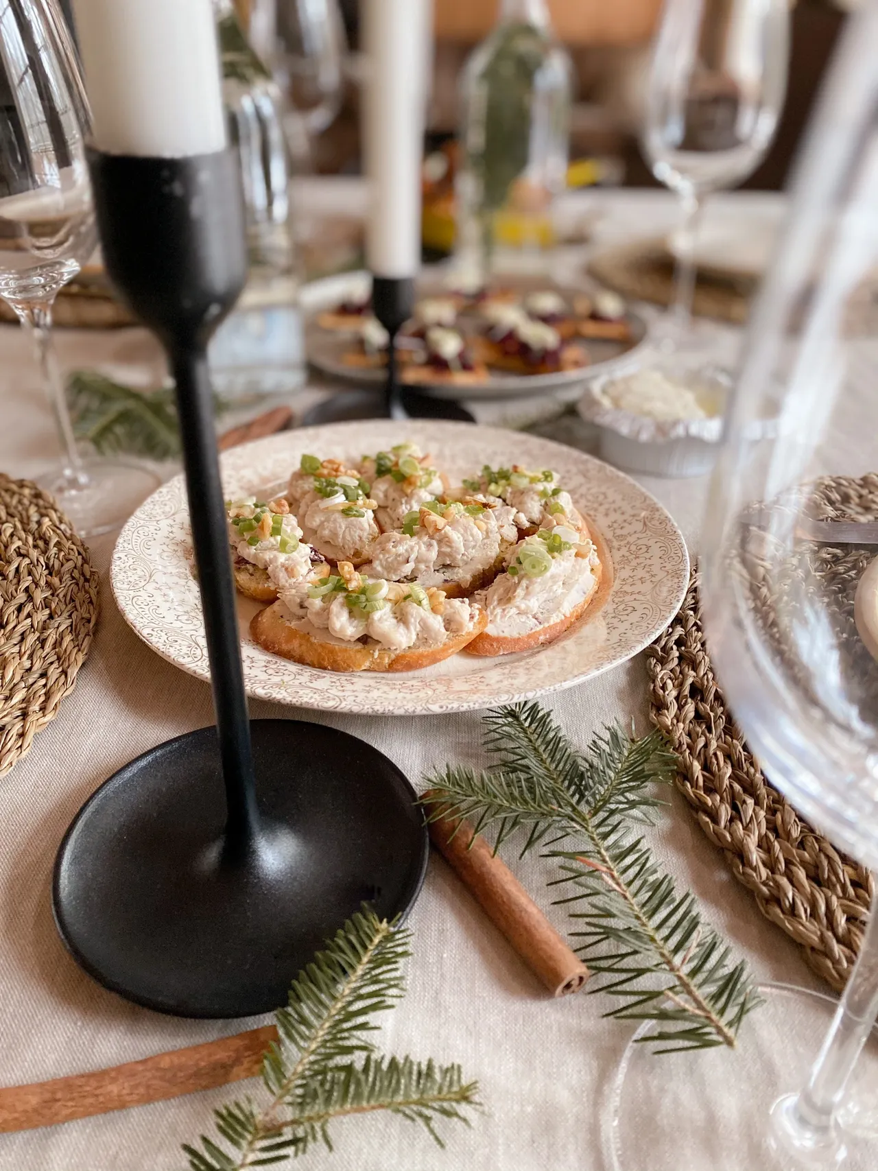 Crostini à la salade de poulet et boursin canneberge et poivre