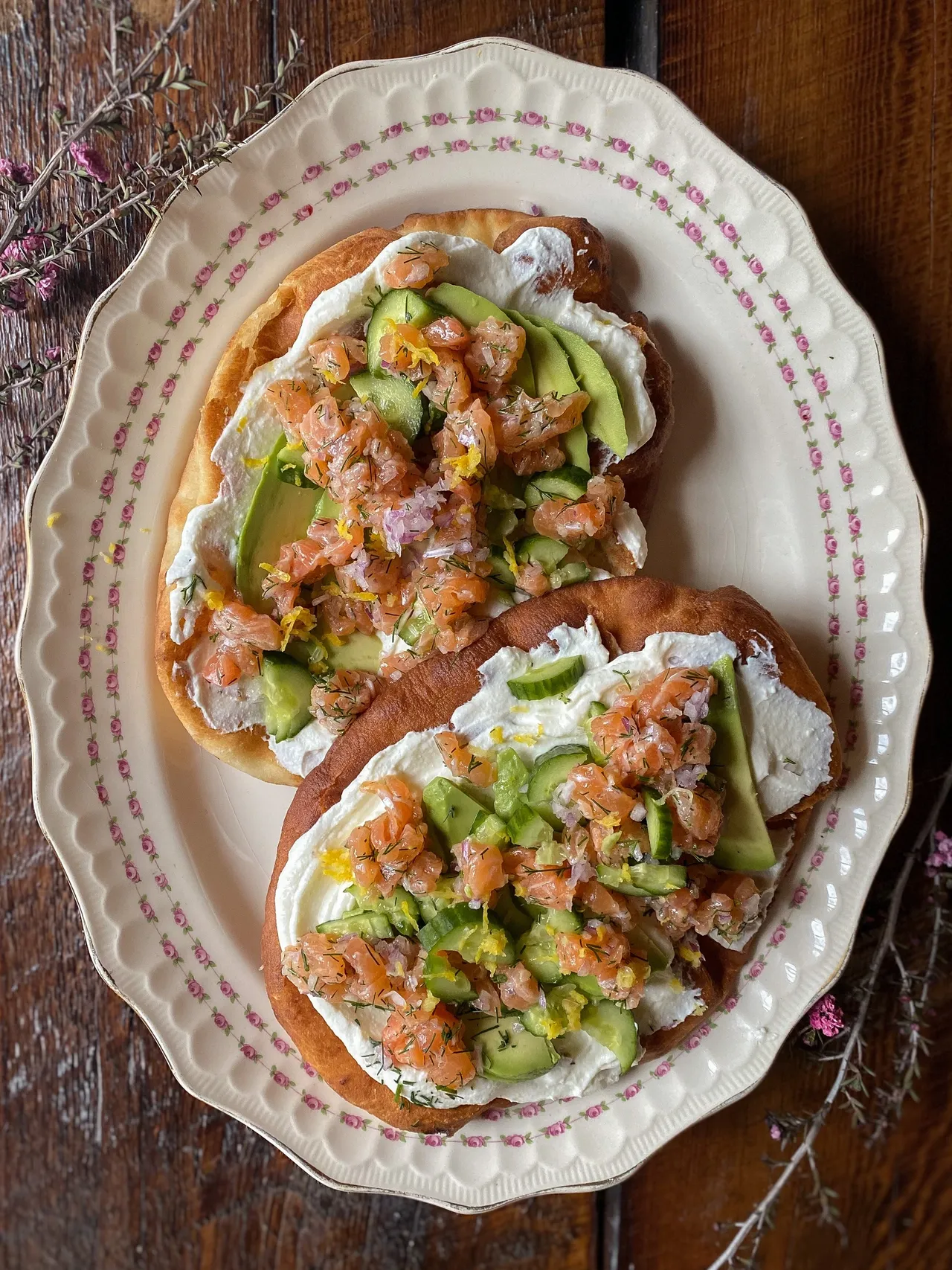 Naan frit, ricotta fouettée à l’ail et tartare de saumon