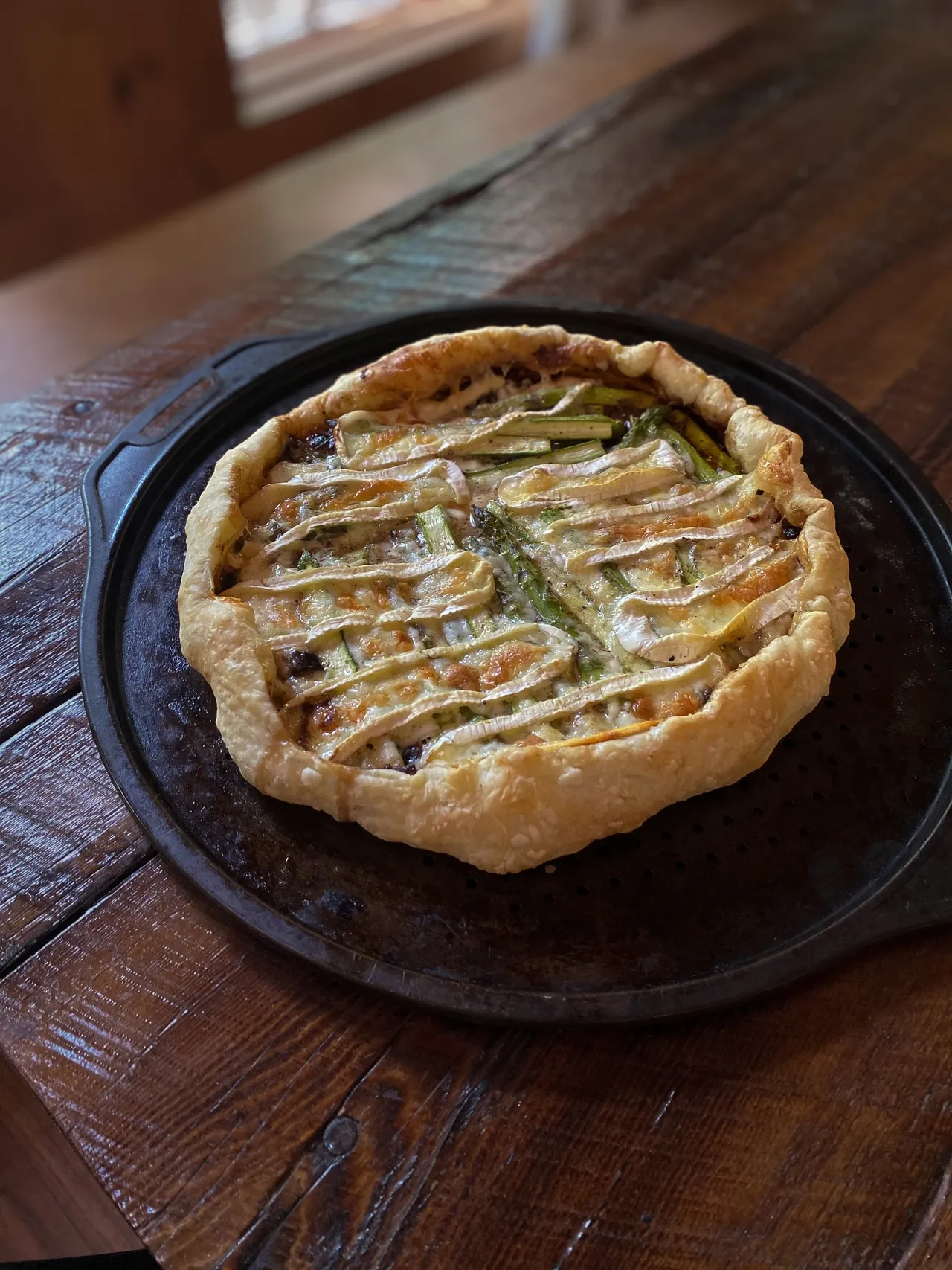 Tarte rustique aux asperges, brie et confit d'oignon