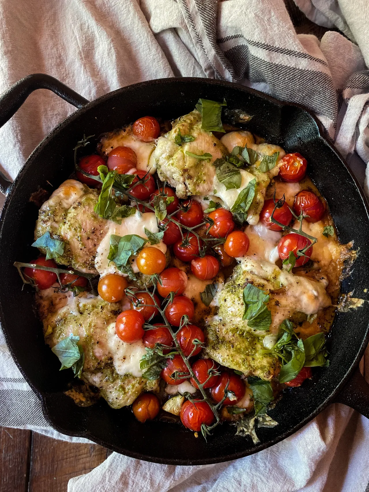 Poulet au pesto, pancetta, courgettes, tomates et mozzarella