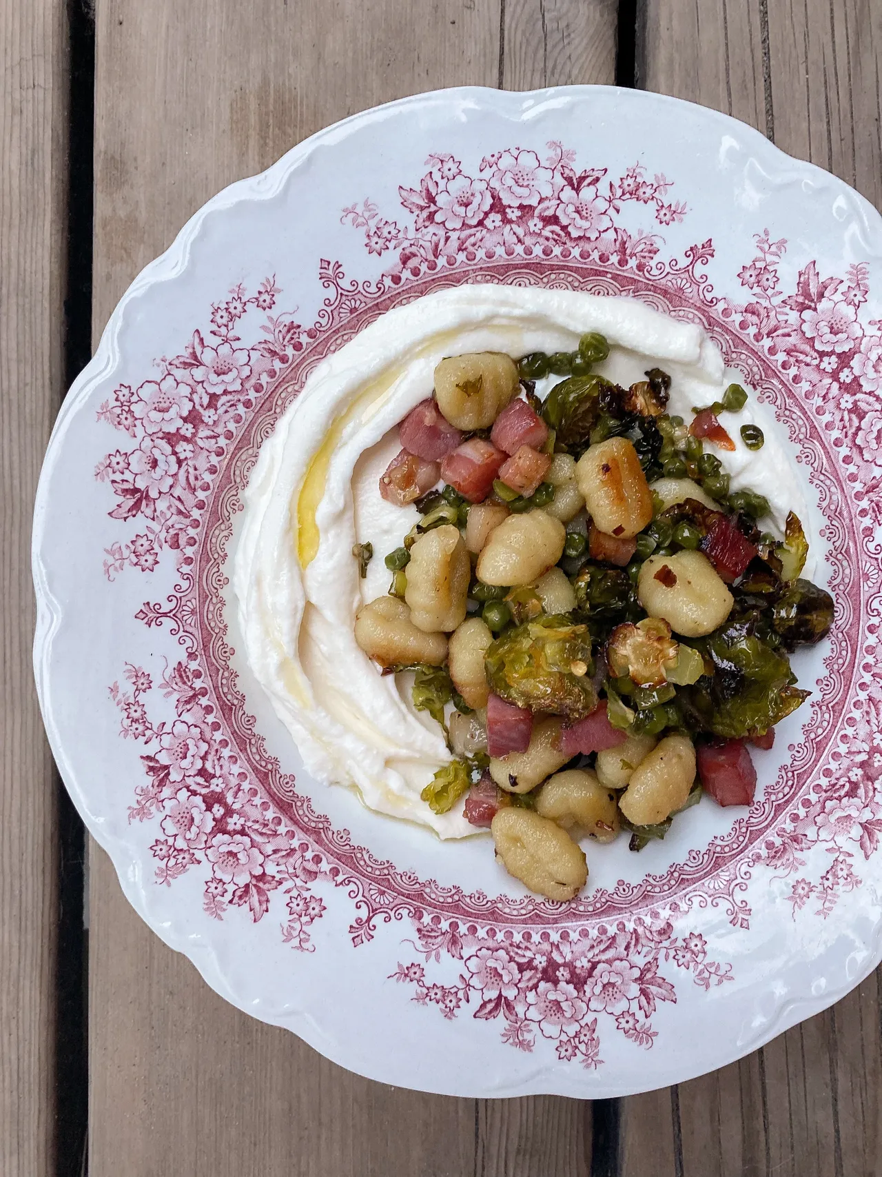 Plaque de gnocchis à la pancetta, Bruxelles, pois verts et ricotta fouettée
