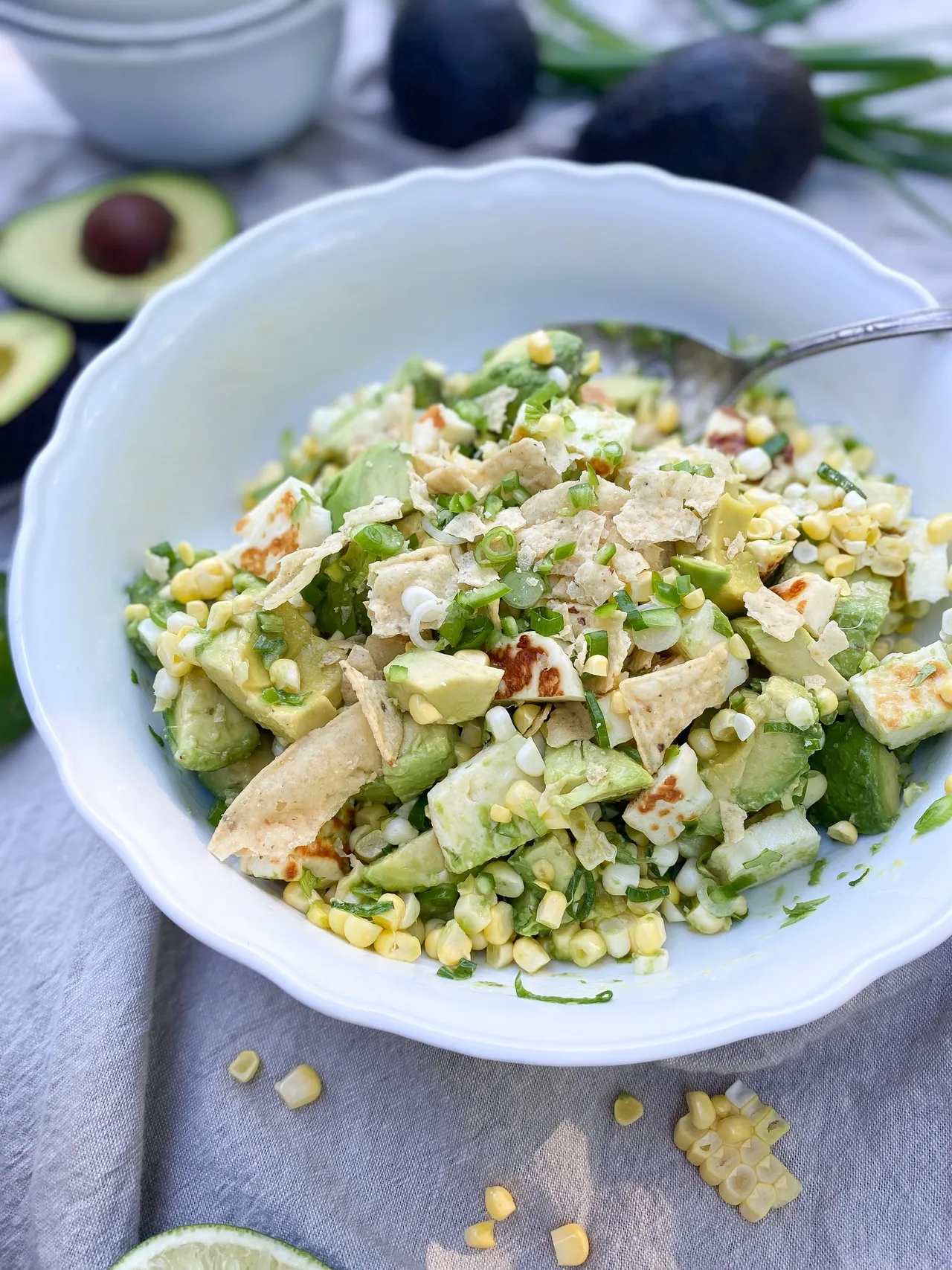 Salade d'avocat, maïs et halloumi grillé