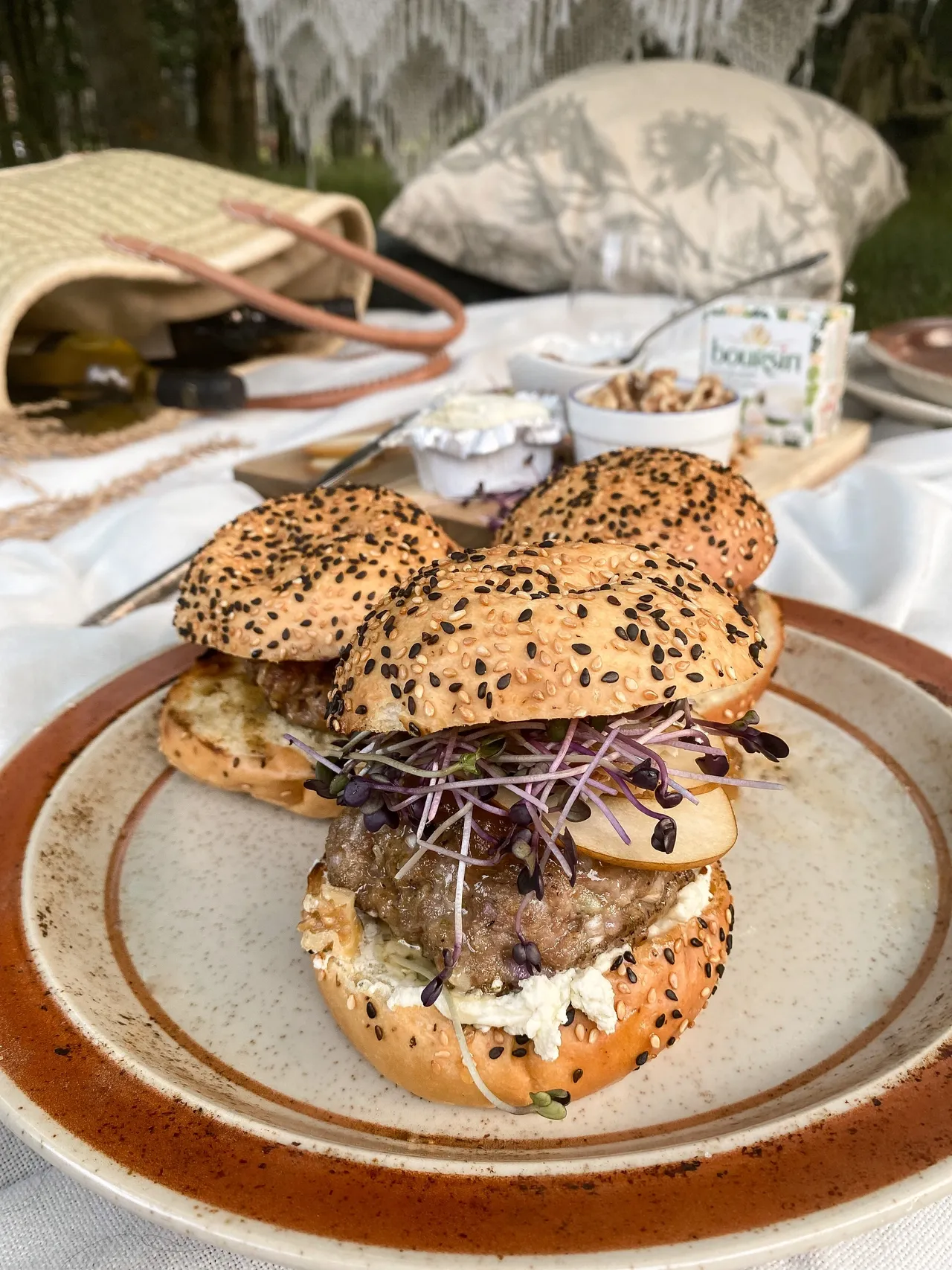 Burger de porc au Boursin, confit d'oignons, poires et noix