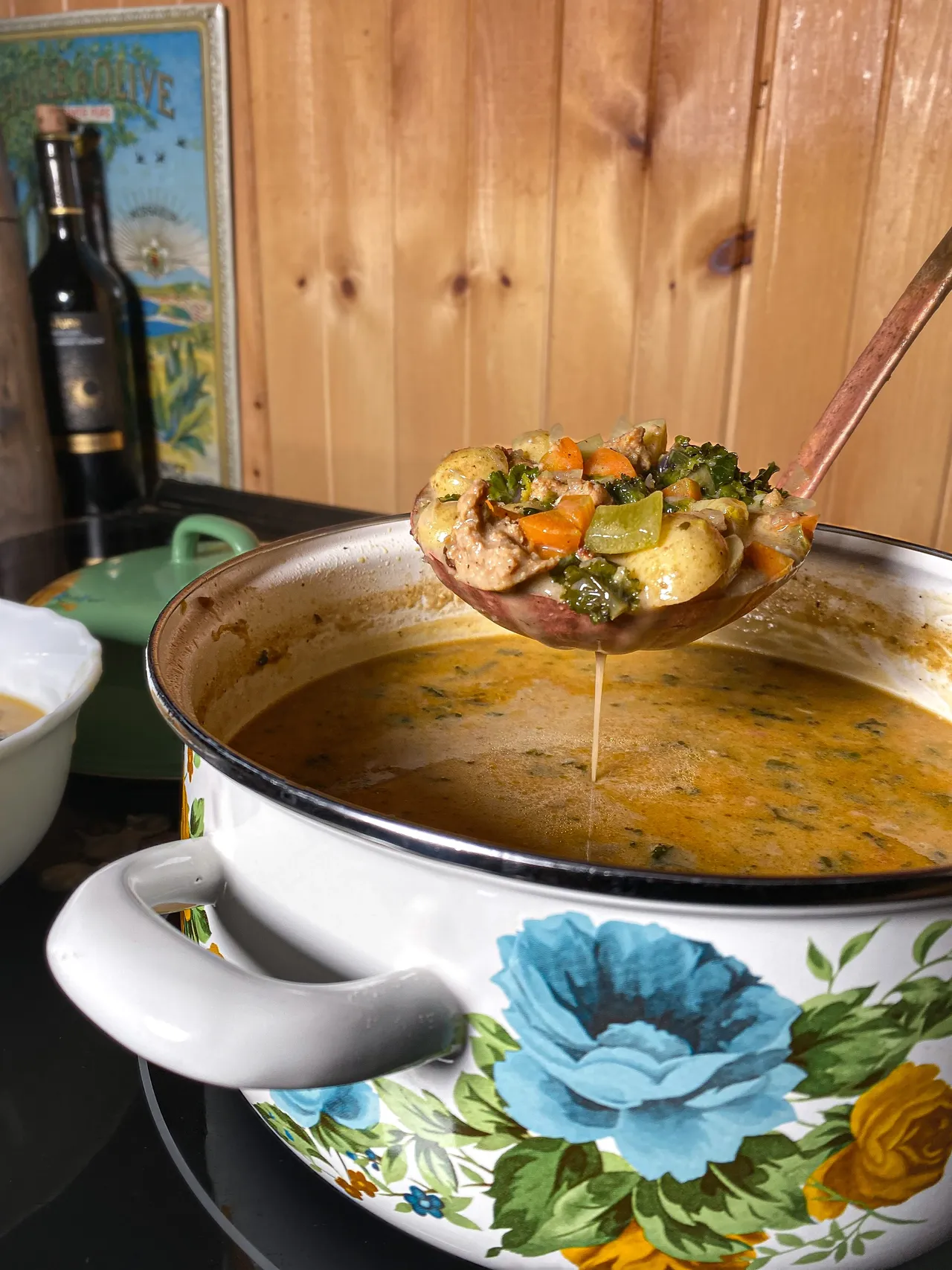 Soupe à la saucisse, pommes de terre, kale & parmesan