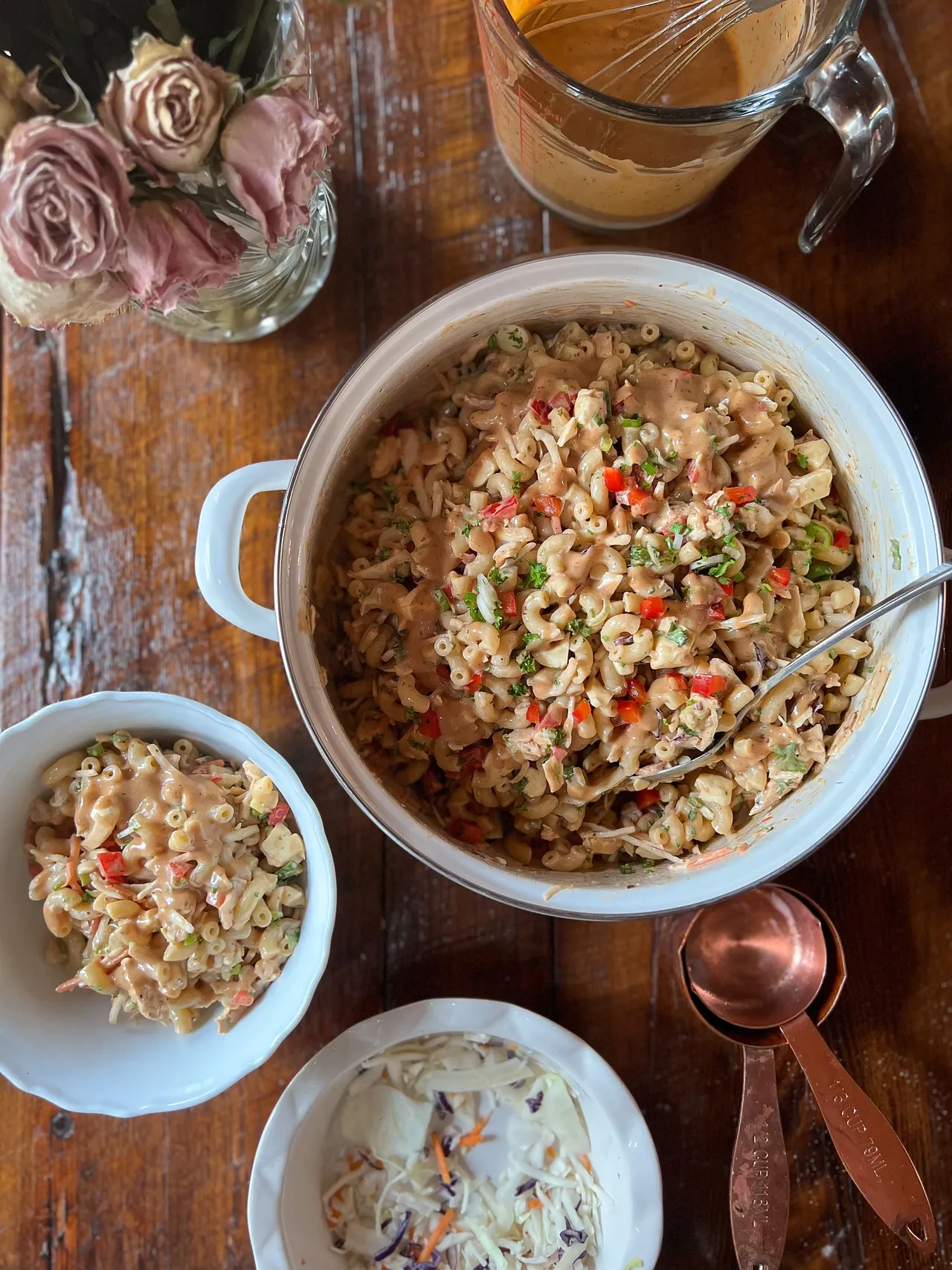 Salade de pâtes poulet bbq, salade de chou et fromage en grains