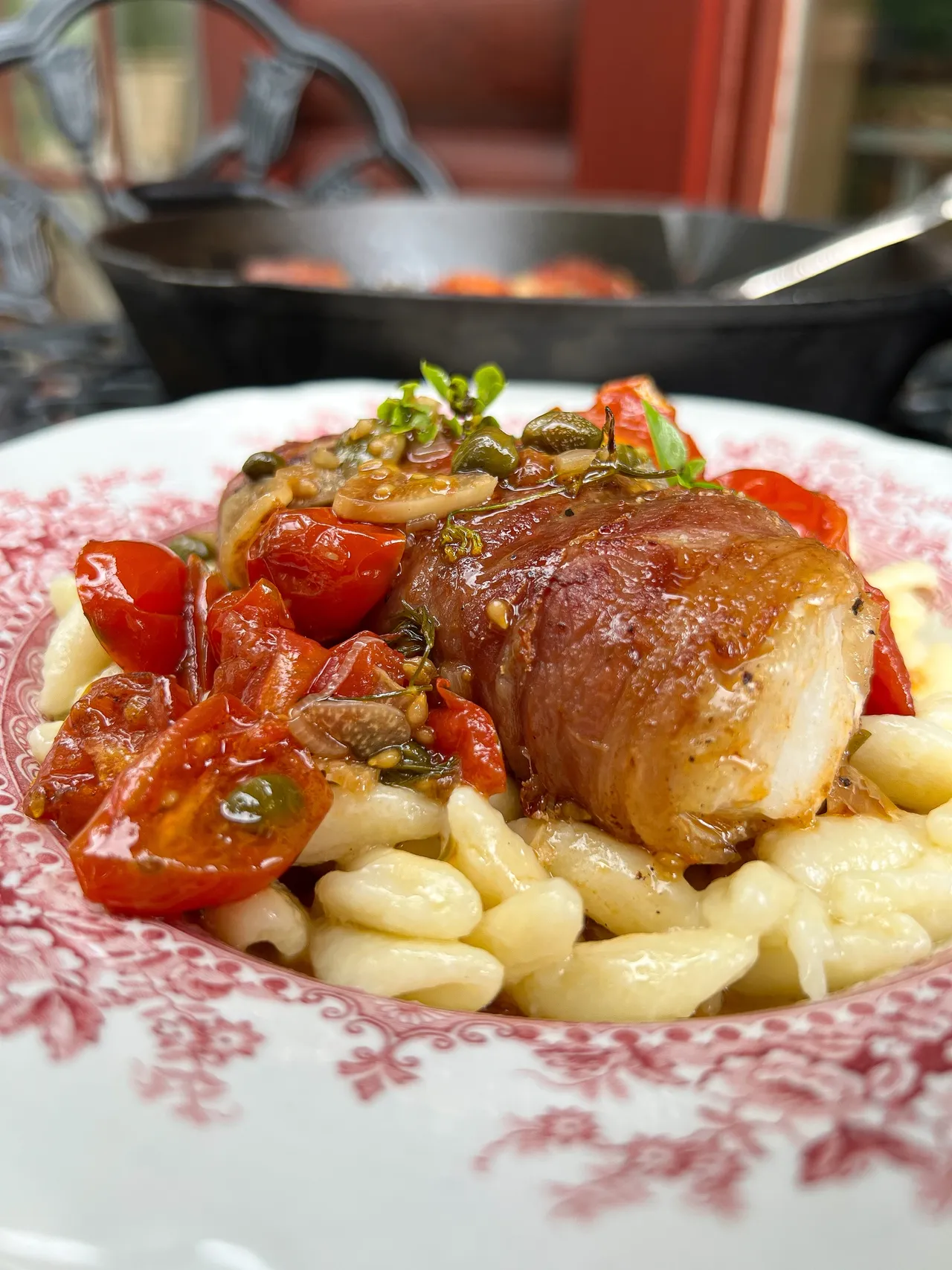 Morue au proscuito di parma, sauce tomates, câpres et vin blanc