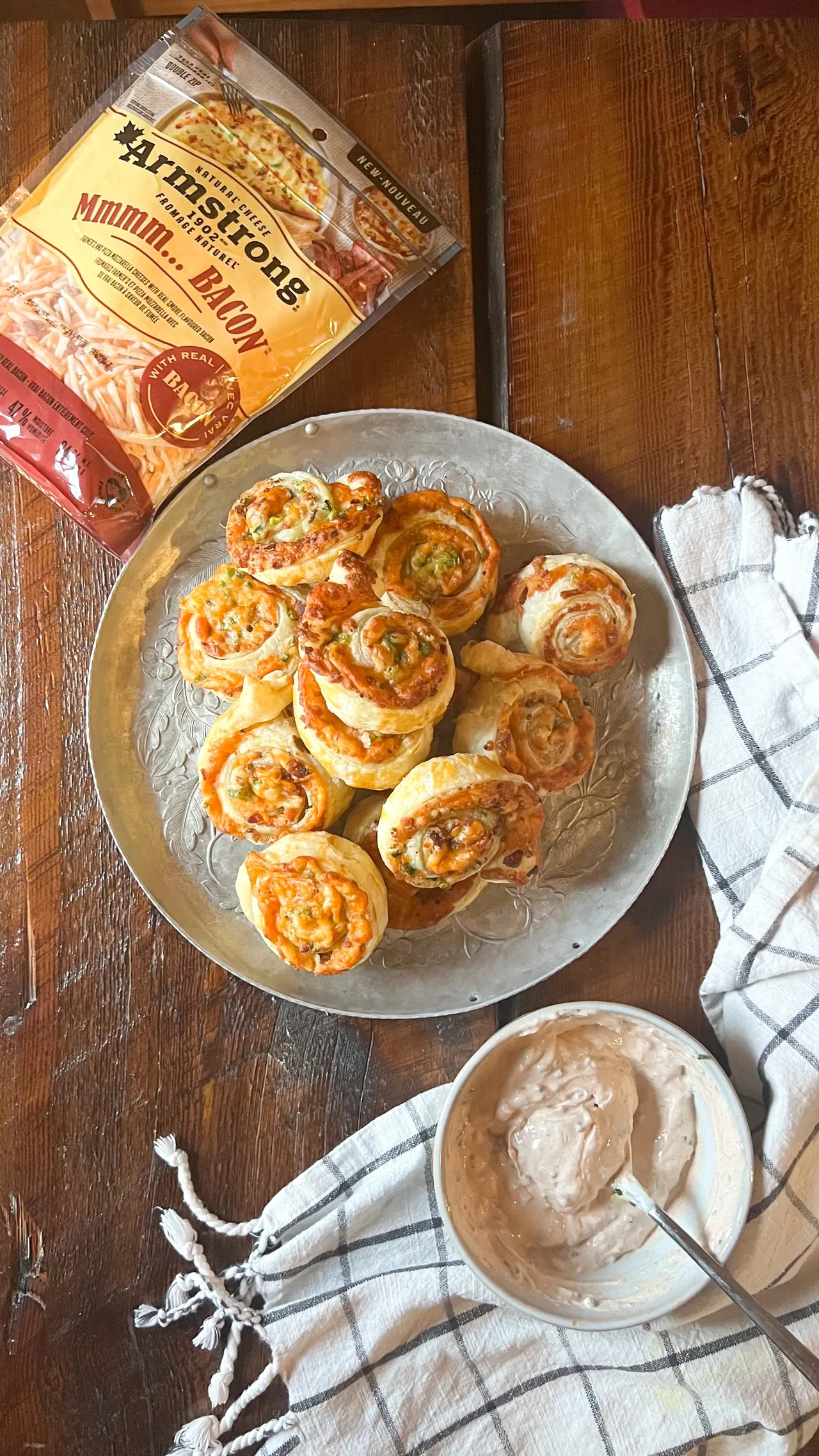 Brioches style pommes de terre garnie et sauce fraîche au paprika