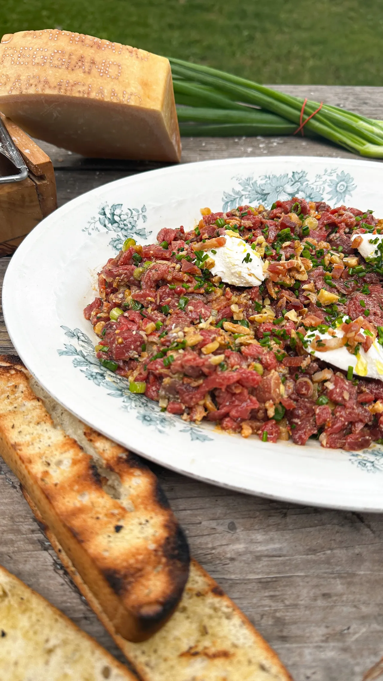 Tartare de bœuf bacon, parmesan et Grenoble