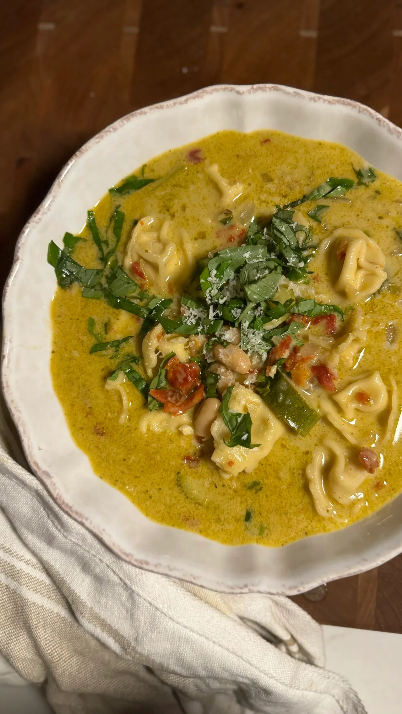 Soupe de tortellinis crémeuse au pesto et tomates séchées