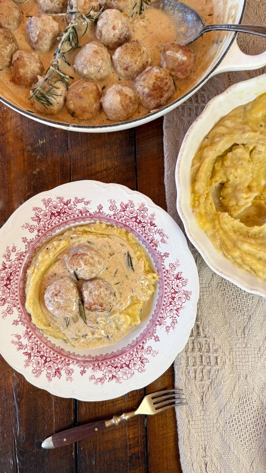 Boulettes de porc et bacon, sauce crémeuse à l’érable, romarin et échalotes