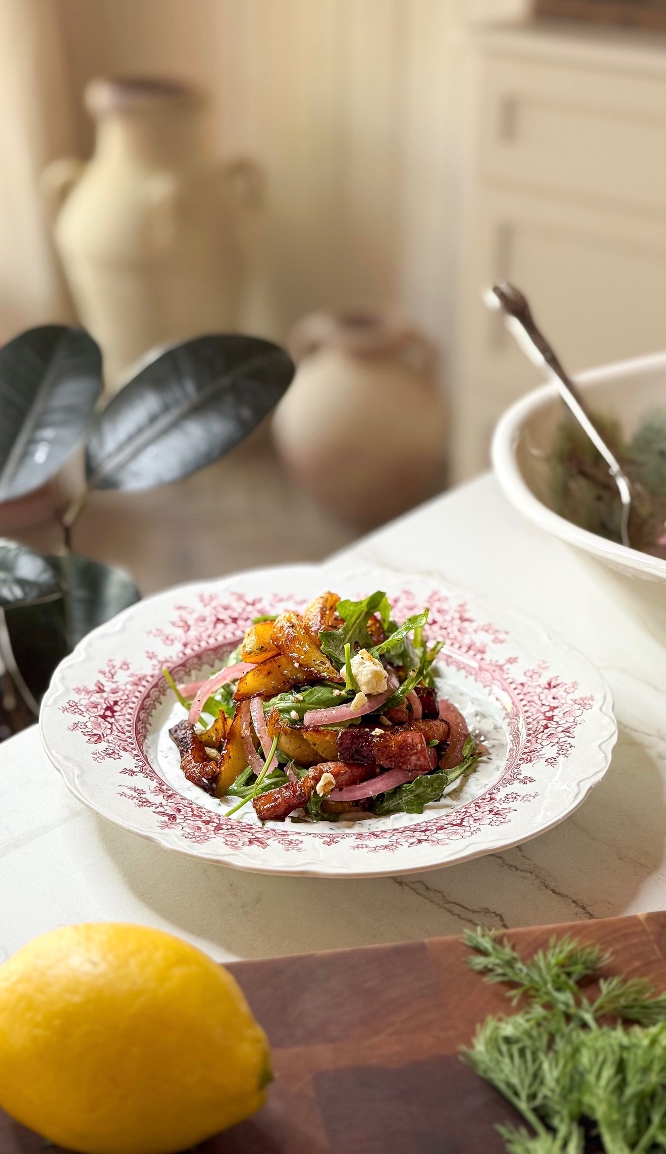 Salade tiède de pommes de terre grecque et lardons, sauce fraiche au citron