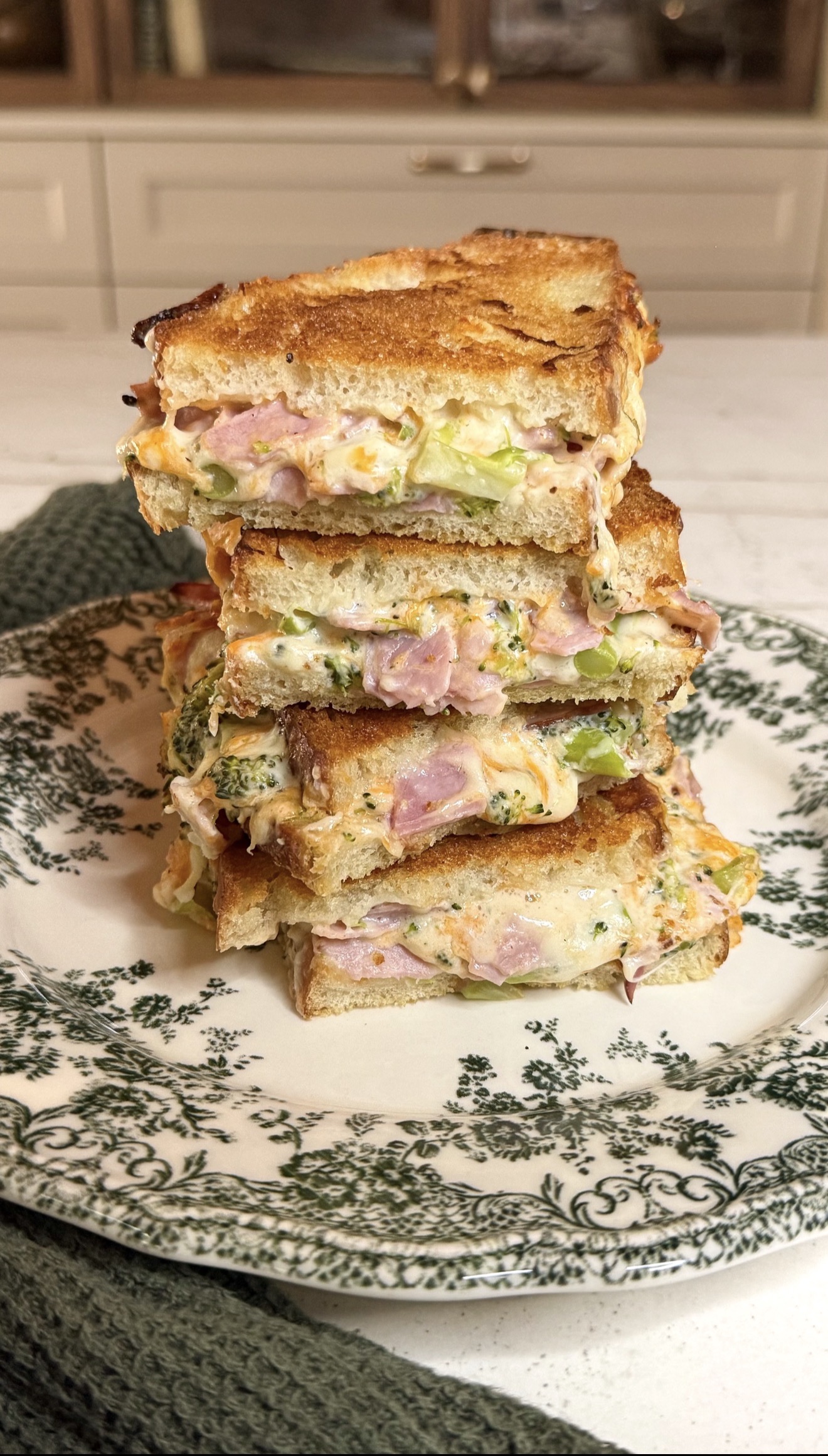Grilled cheese au four jambon, brocoli & cheddar