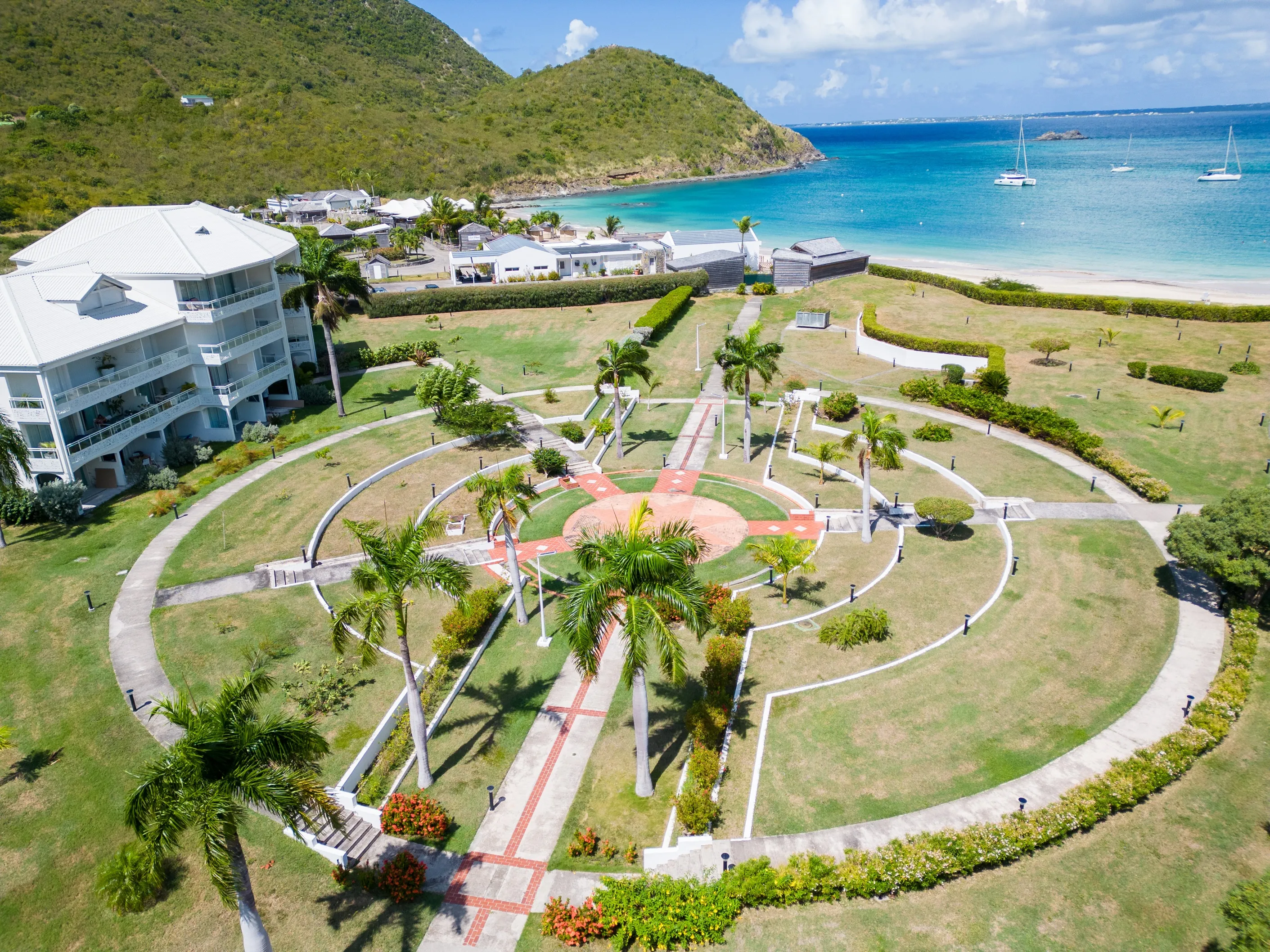 Vue aérienne sur les bâtiments de l’hôtel en bord de plage
