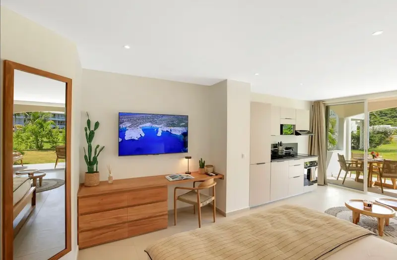 Salon moderne et lumineux de la suite Premium avec télévision et décoration raffinée