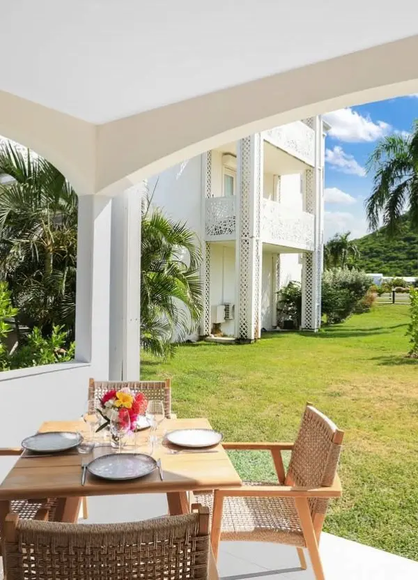 Terrasse privée avec vue sur le jardin tropical depuis la suite Premium de l’hôtel Anse Marcel