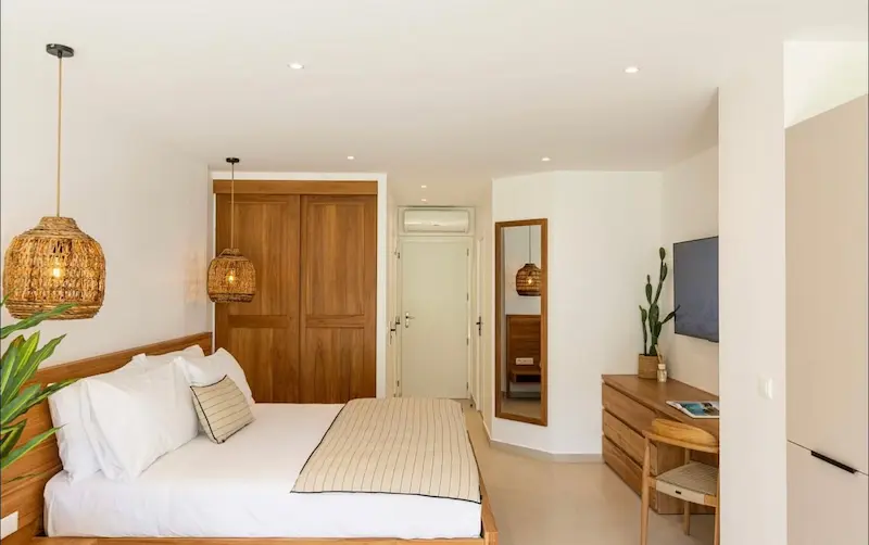 Chambre élégante avec lit double et tons neutres à l’hôtel Anse Marcel