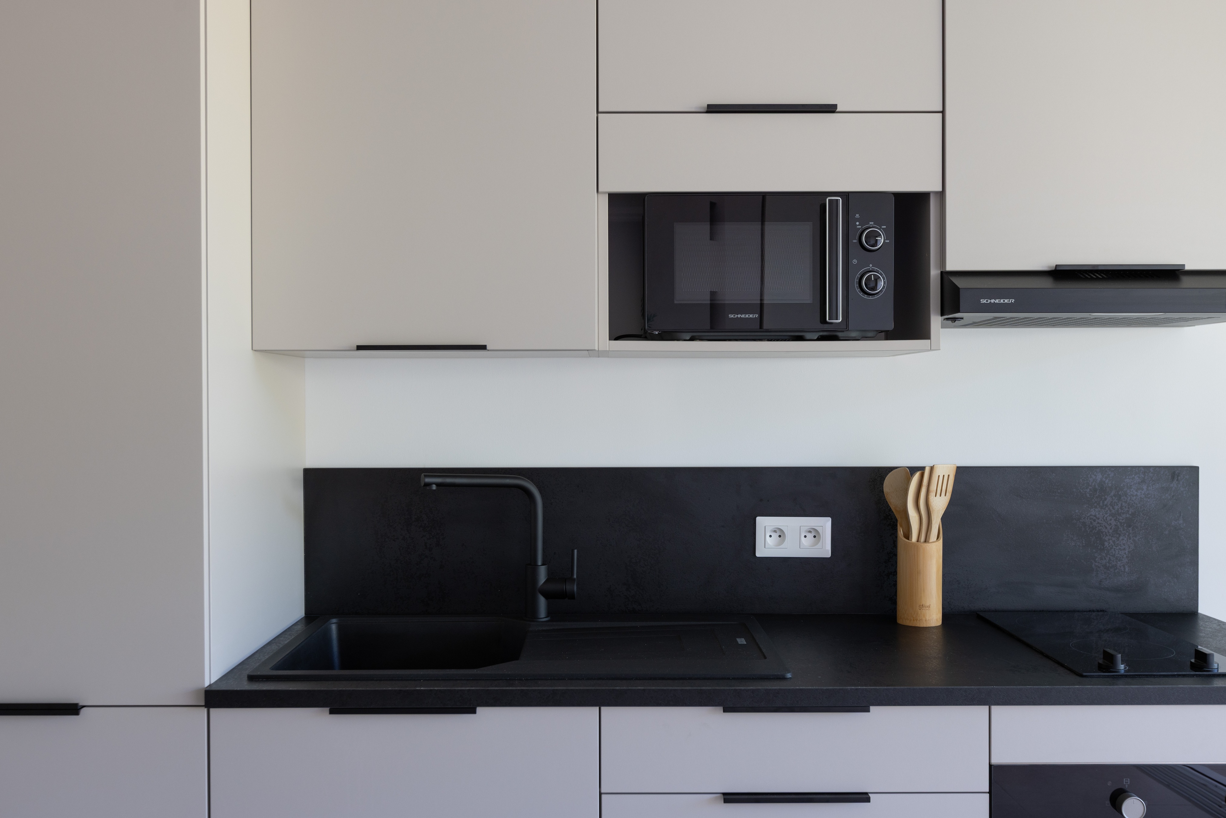 Petit-déjeuner servi sur un plateau dans la suite Patricia de l’hôtel Anse Marcel