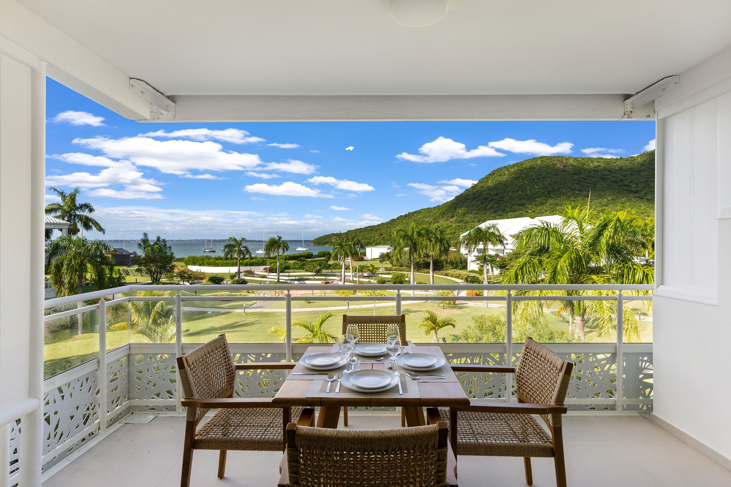 Vue extérieure de l’hôtel Anse Marcel entouré de collines verdoyantes