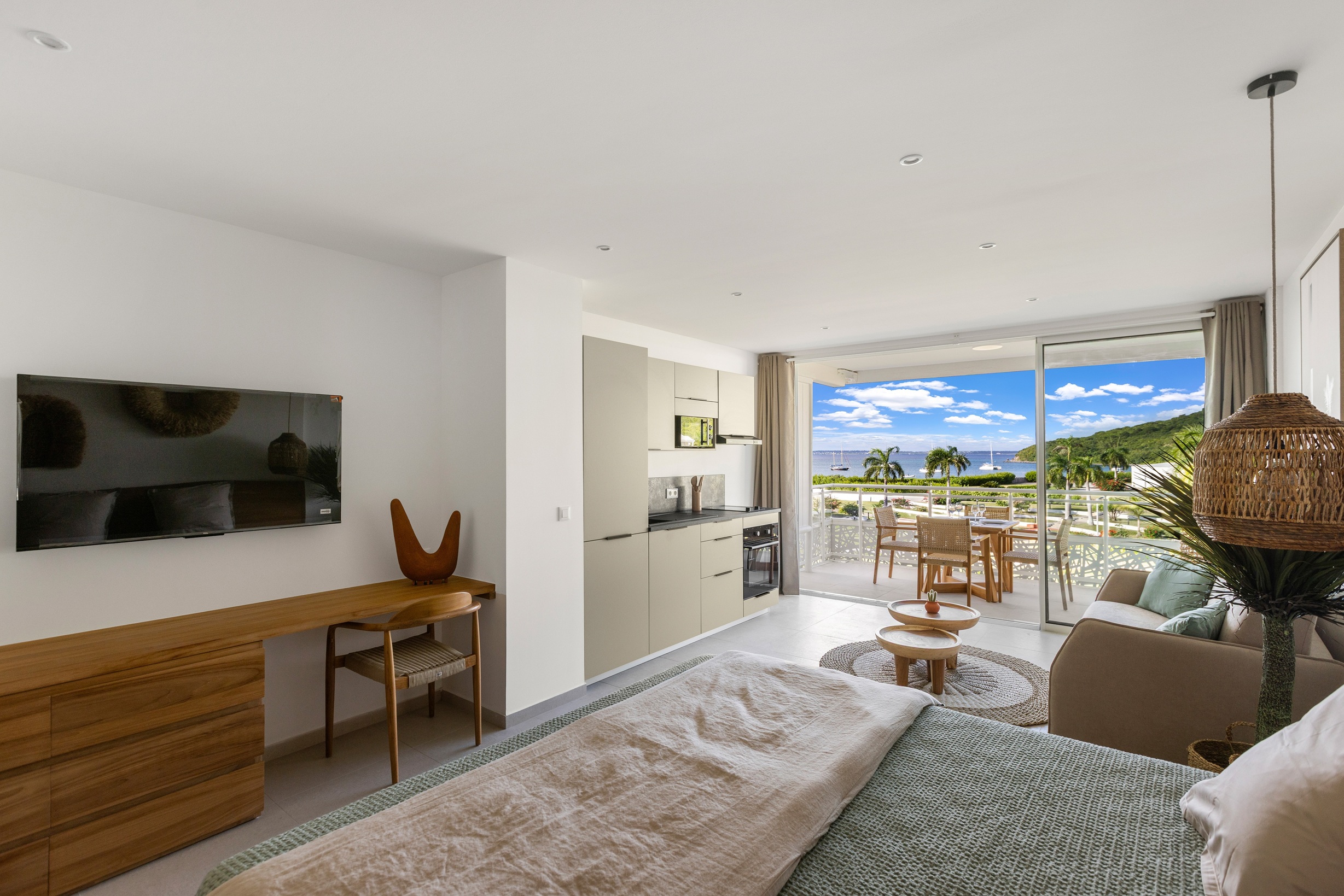 Studio Suite lumineux avec lit double et décoration contemporaine à l’hôtel Anse Marcel