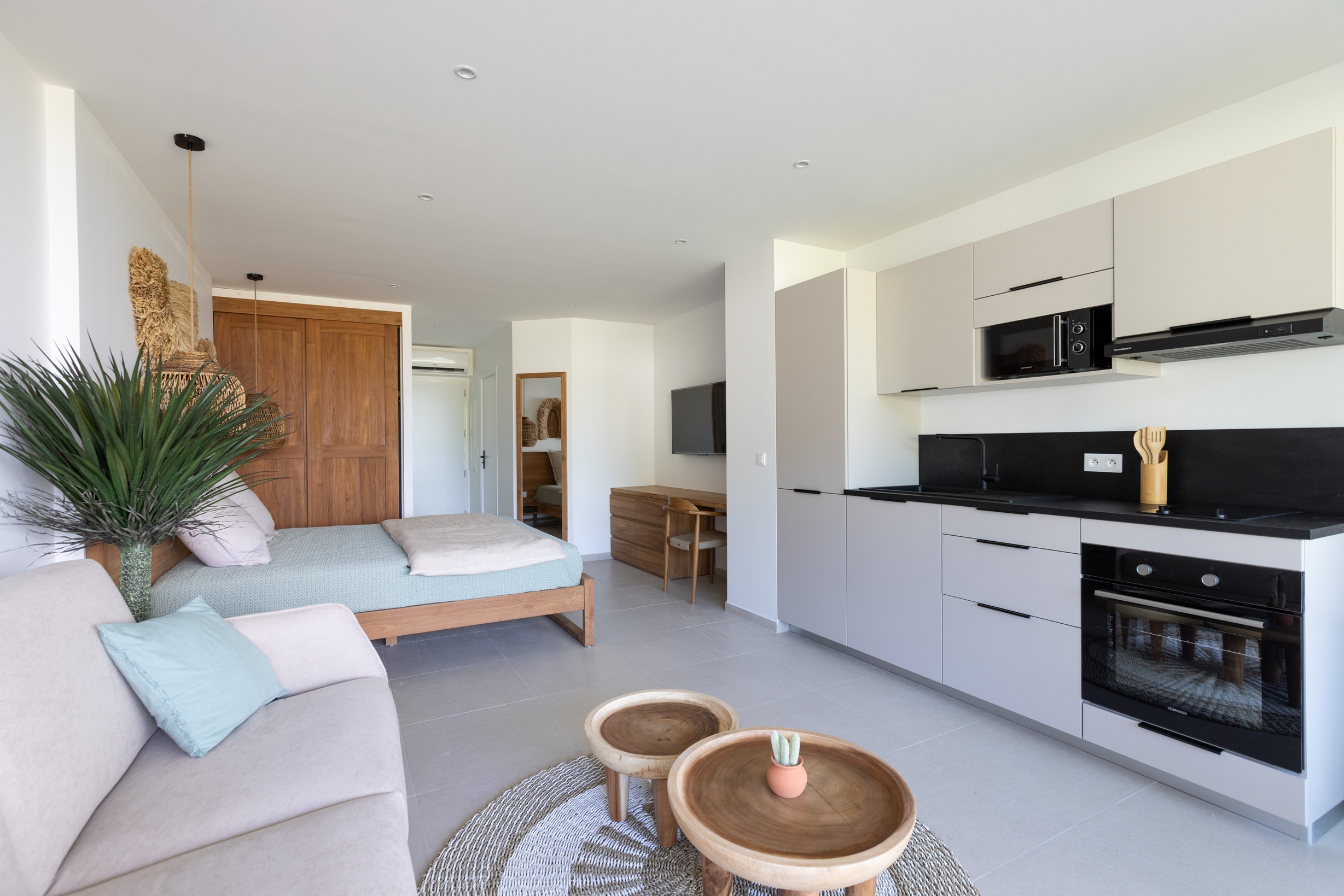 Salle de bain moderne avec douche à l’italienne dans la suite de l’hôtel Anse Marcel