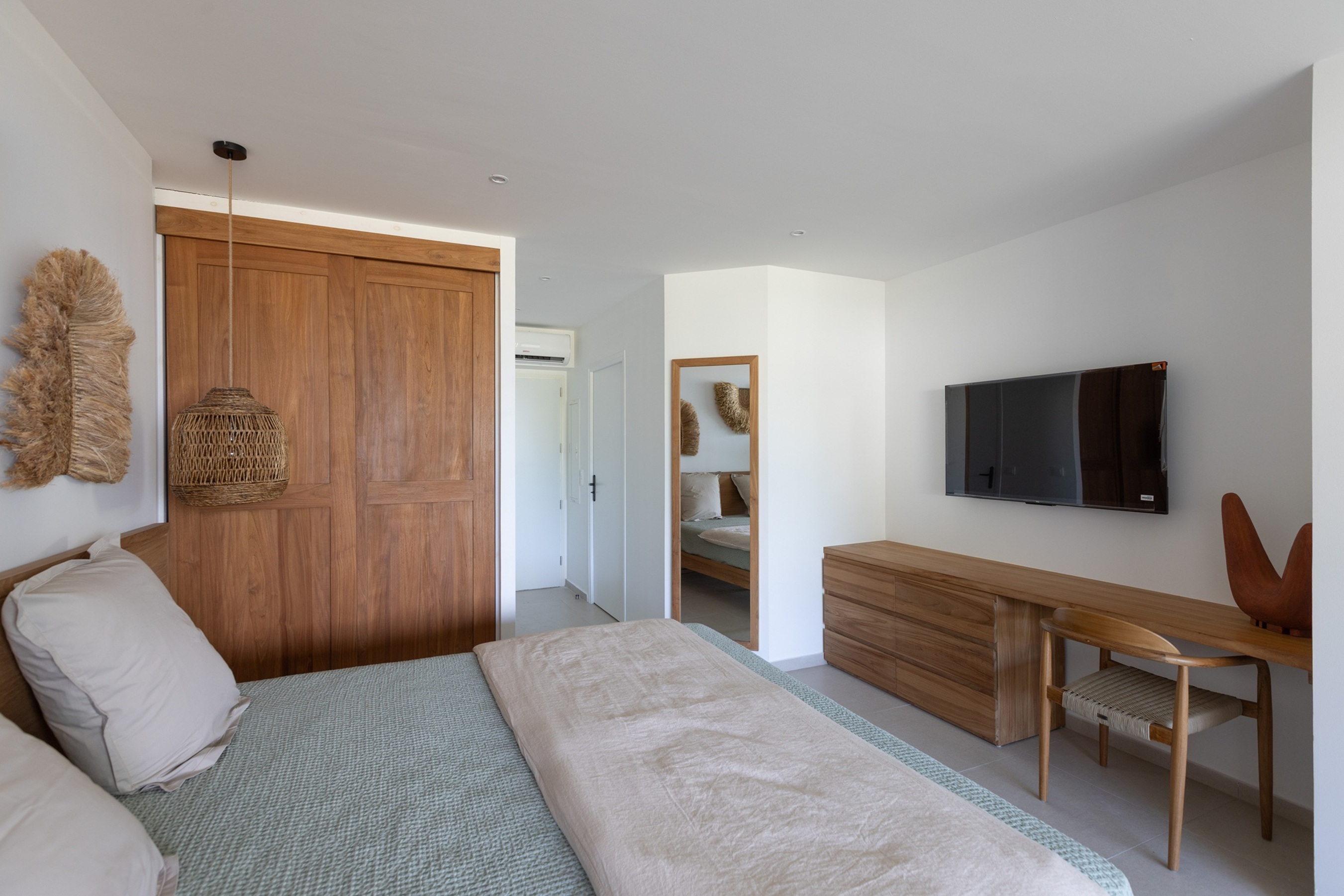 Terrasse privée avec vue sur le jardin tropical depuis l studio suite Premium de l’hôtel Anse Marcel