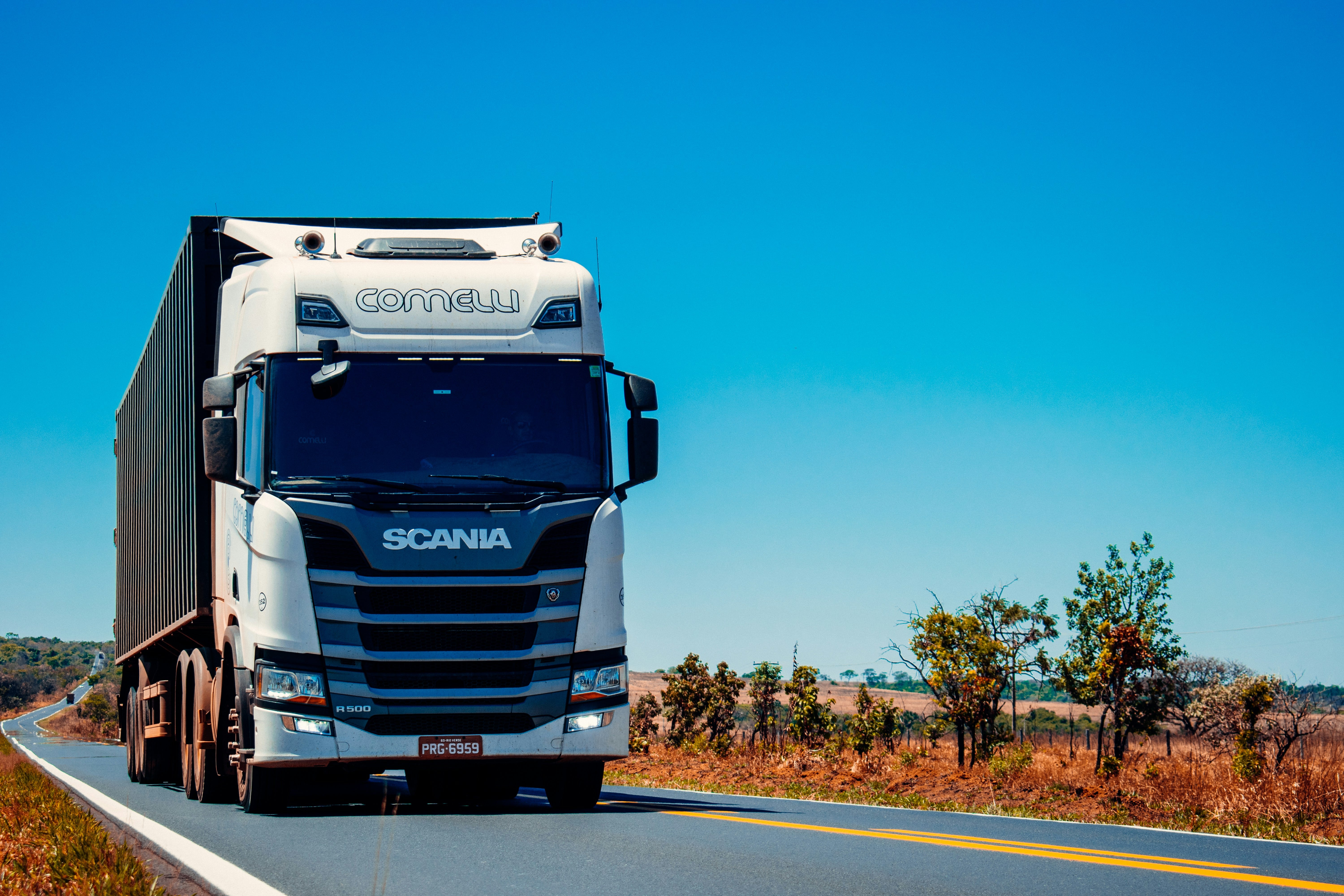 camion sur une route desertique Efalia