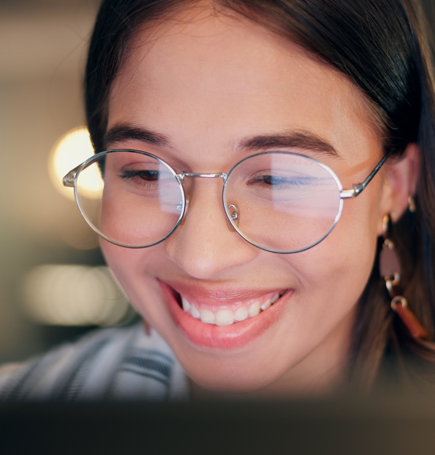 Computer science woman in front of a computer smiling