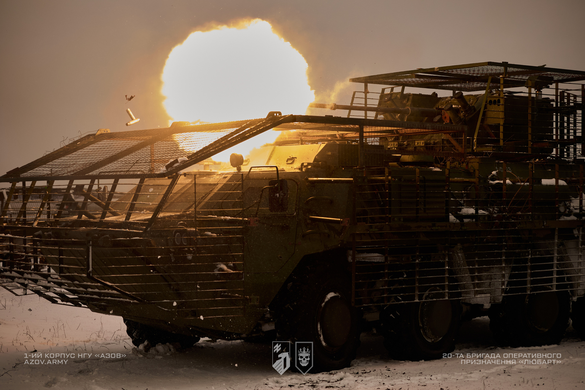 БТР-4 «Буцефал» з антидроновим захистом робить постріл