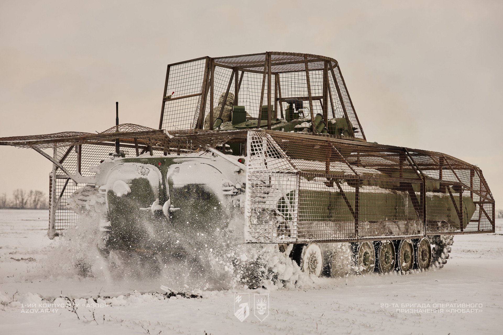 БМП-1ТС з антидроновим захистом рухається по снігу на полігоні