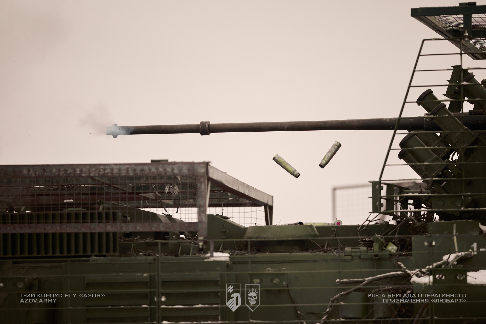 БТР-4 «Буцефал» з антидроновим захистом робить постріл