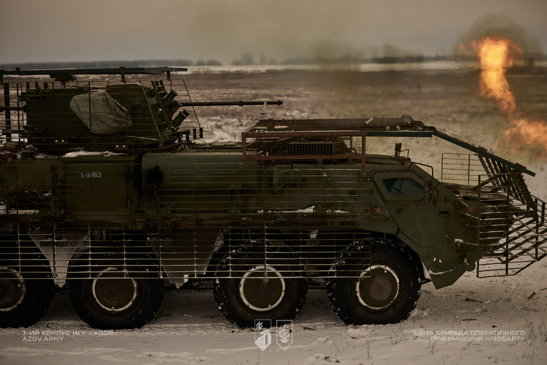 БТР-4 «Буцефал» з антидроновим захистом робить постріл на полігоні