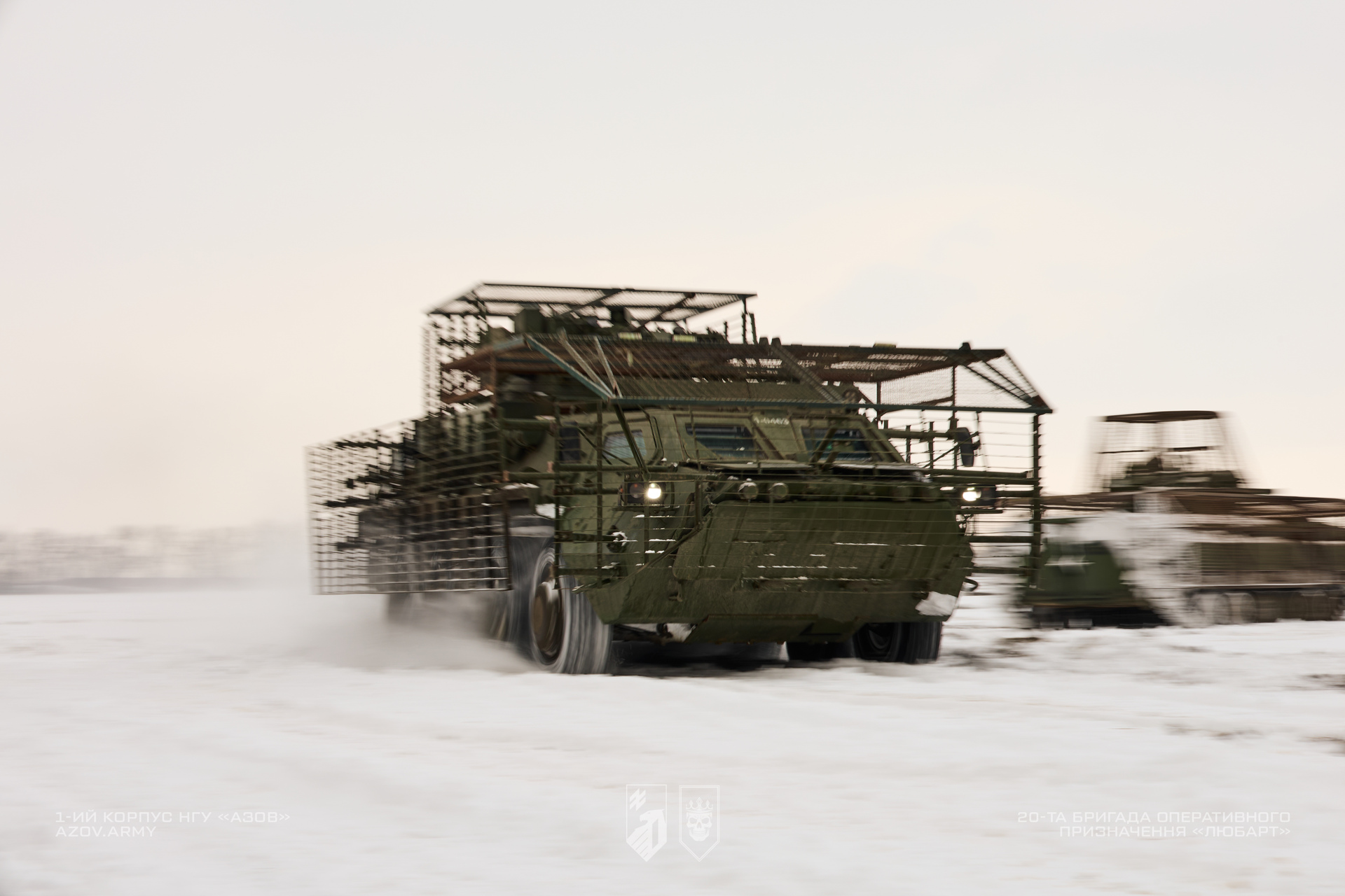 Бронетехника з антидроновим захистом рухається по снігу