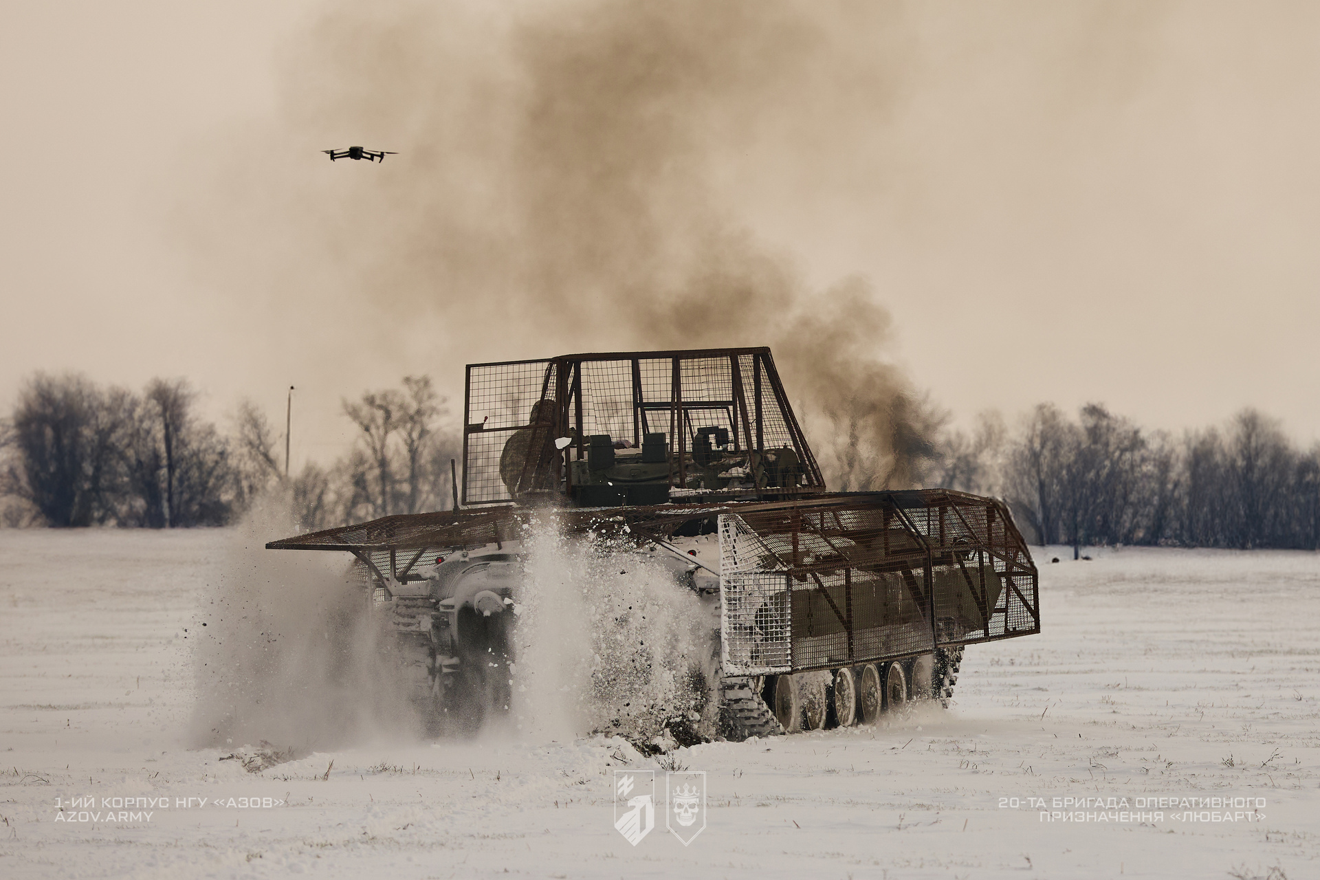 БМП-1ТС з антидроновим захистом рухається по полігону