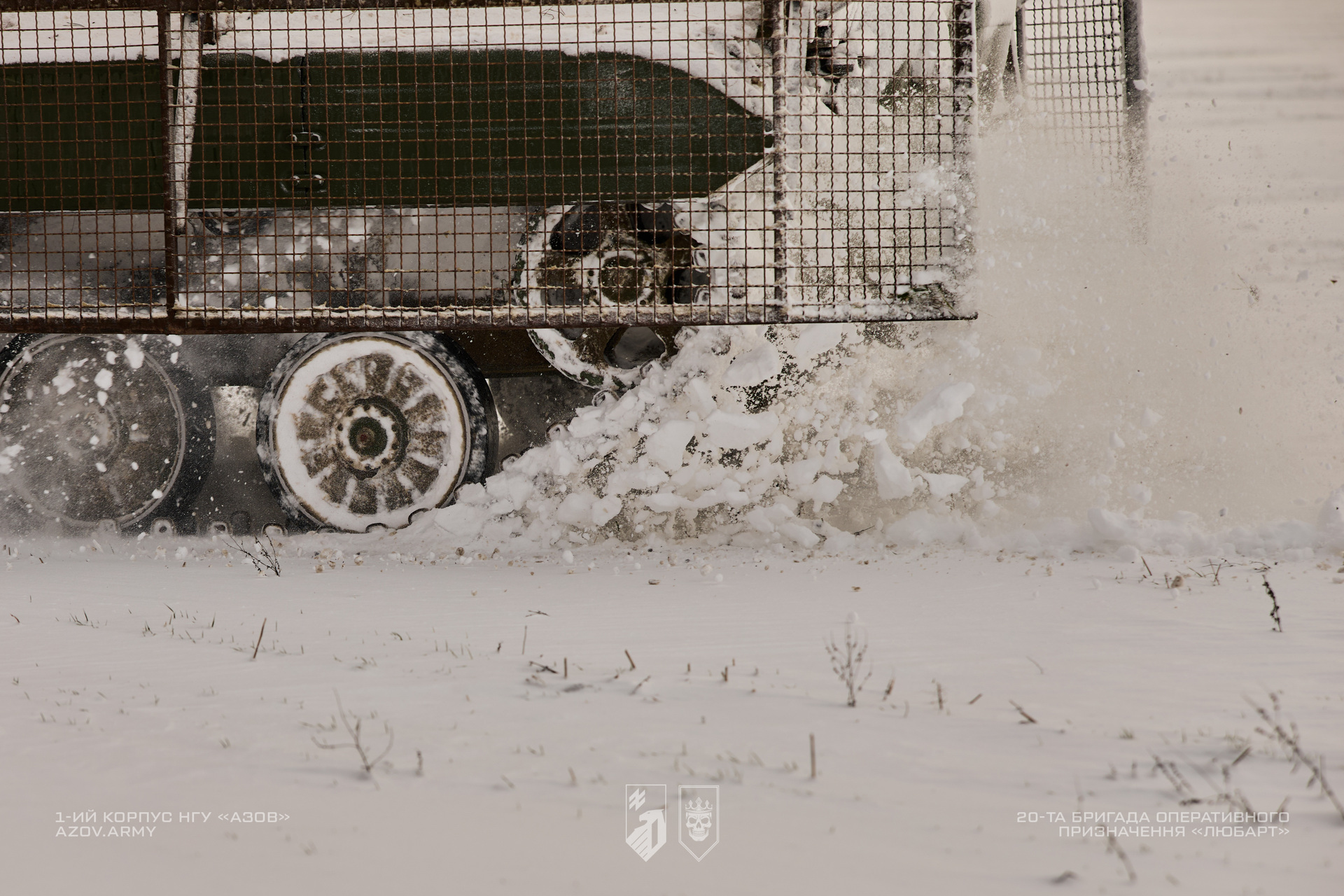 БМП-1ТС з антидроновим захистом їде по снігу