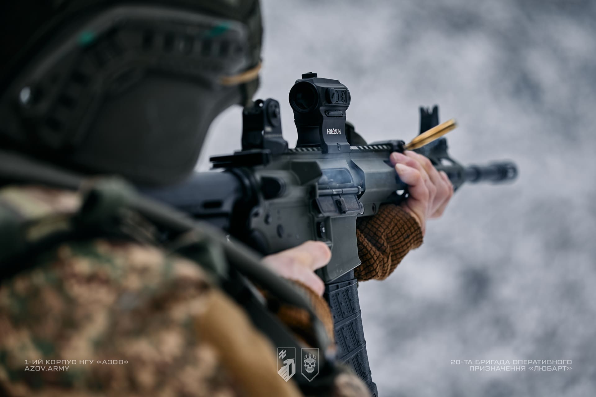 Військовослужбовець на зимовому полігоні стріляє з гвинтівки