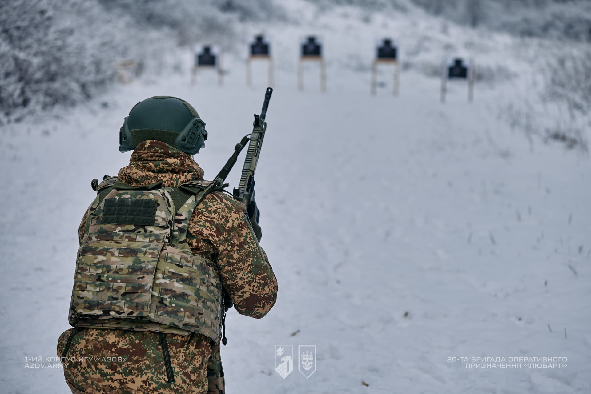 Військовослужбовець на зимовому полігоні готується до стрільби з гвинтівки по мішеням