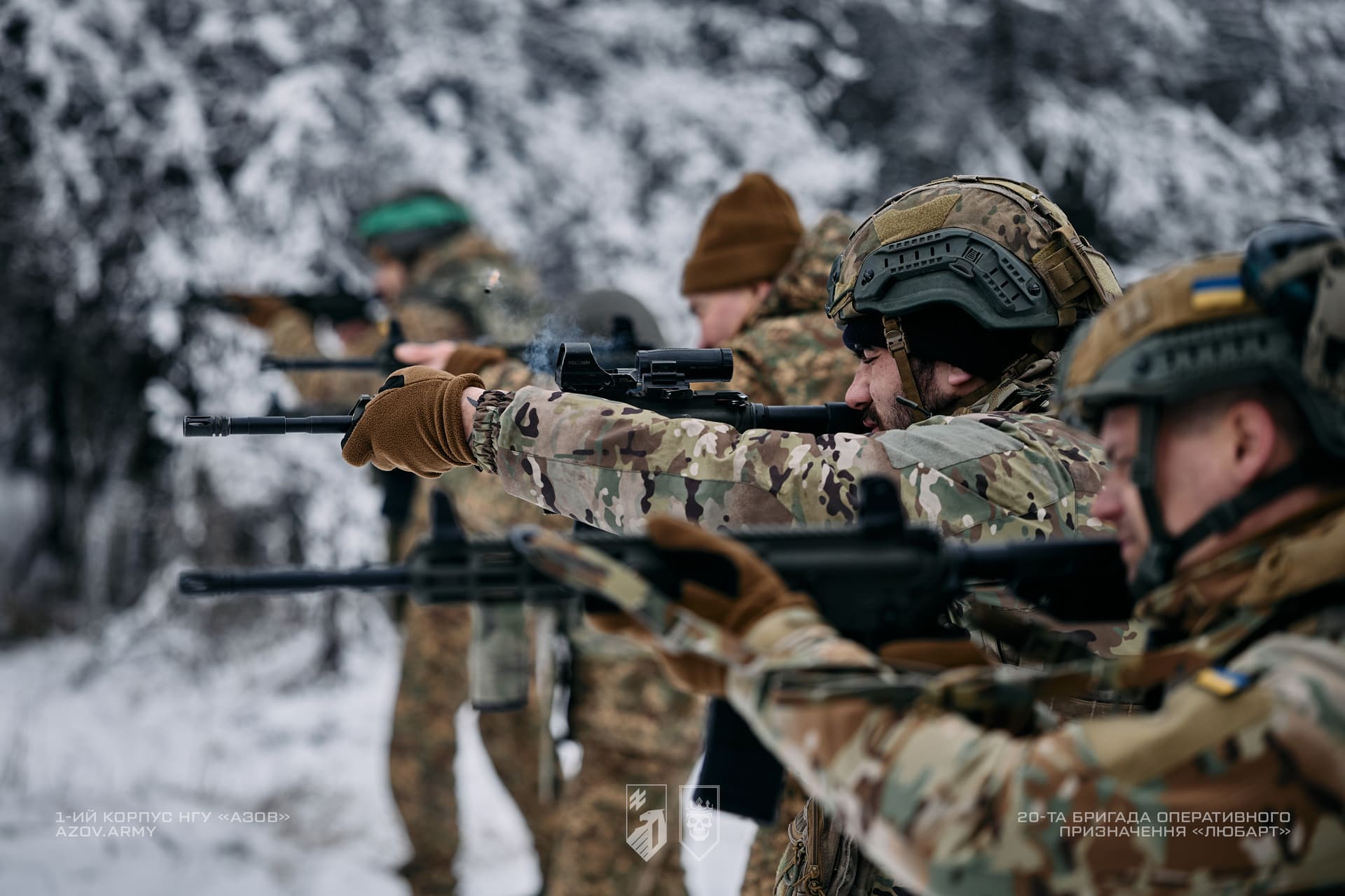 Військовослужбовці на зимовому полігоні ціляться з гвинтівки