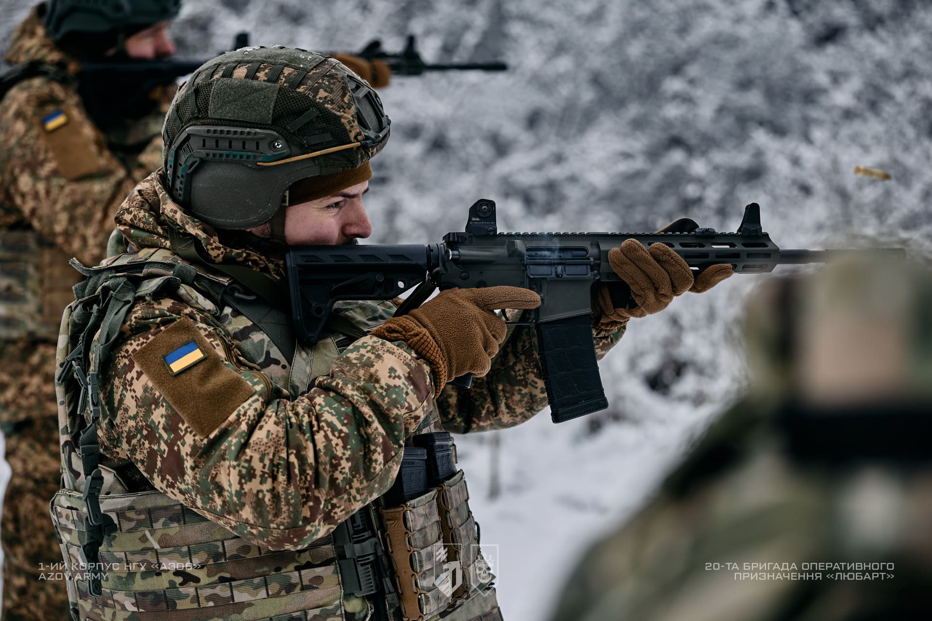 Військовослужбовці на зимовому полігоні ціляться з гвинтівок