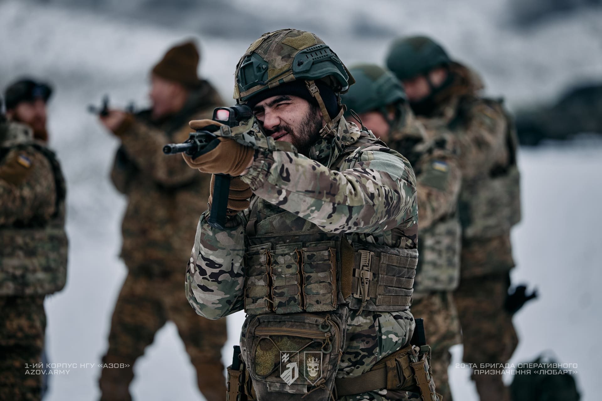 Військовослужбовці на зимовому полігоні ціляться з гвинтівок