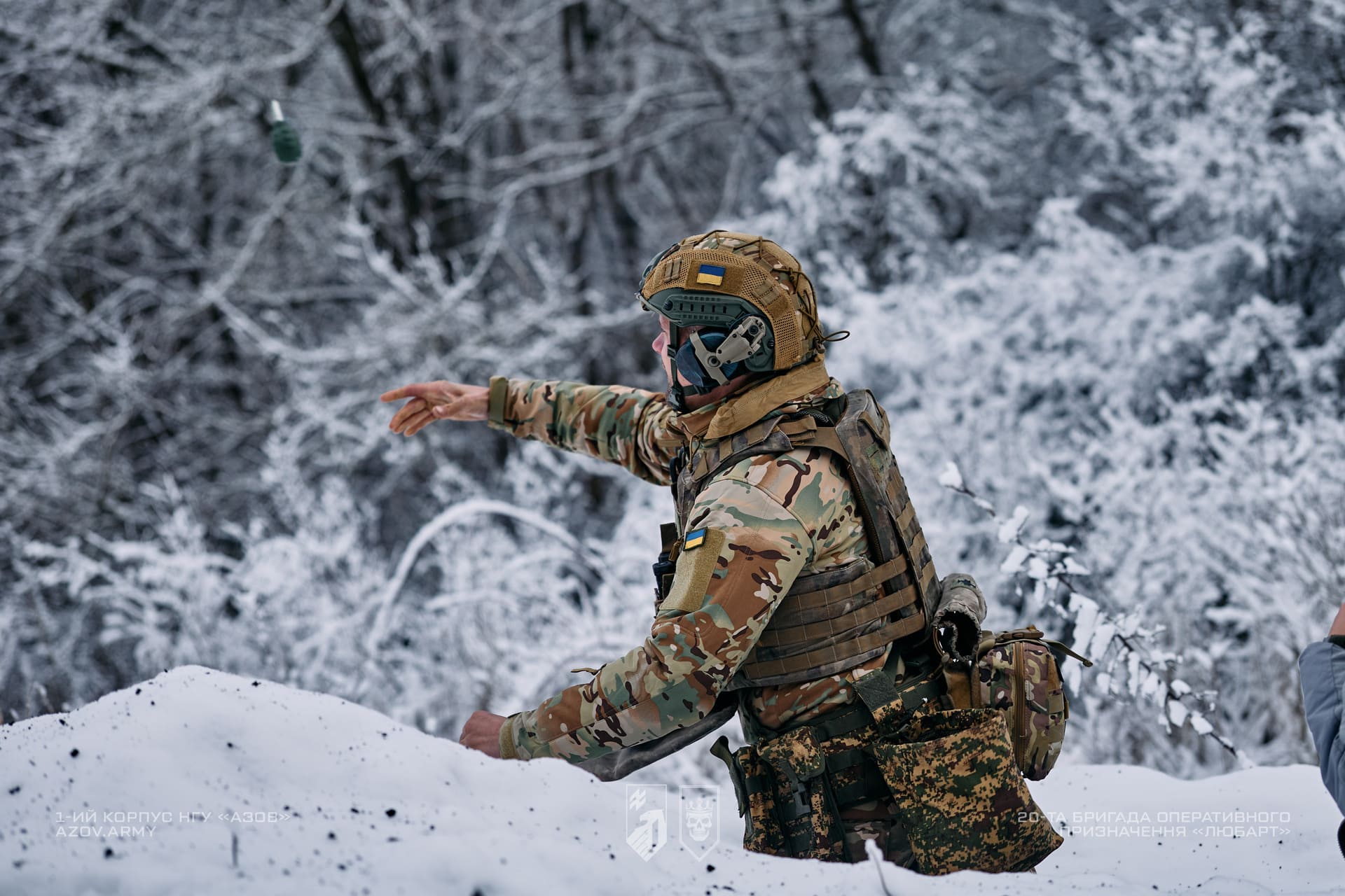Військовослужбовець на зимовому полігоні кидає гранату