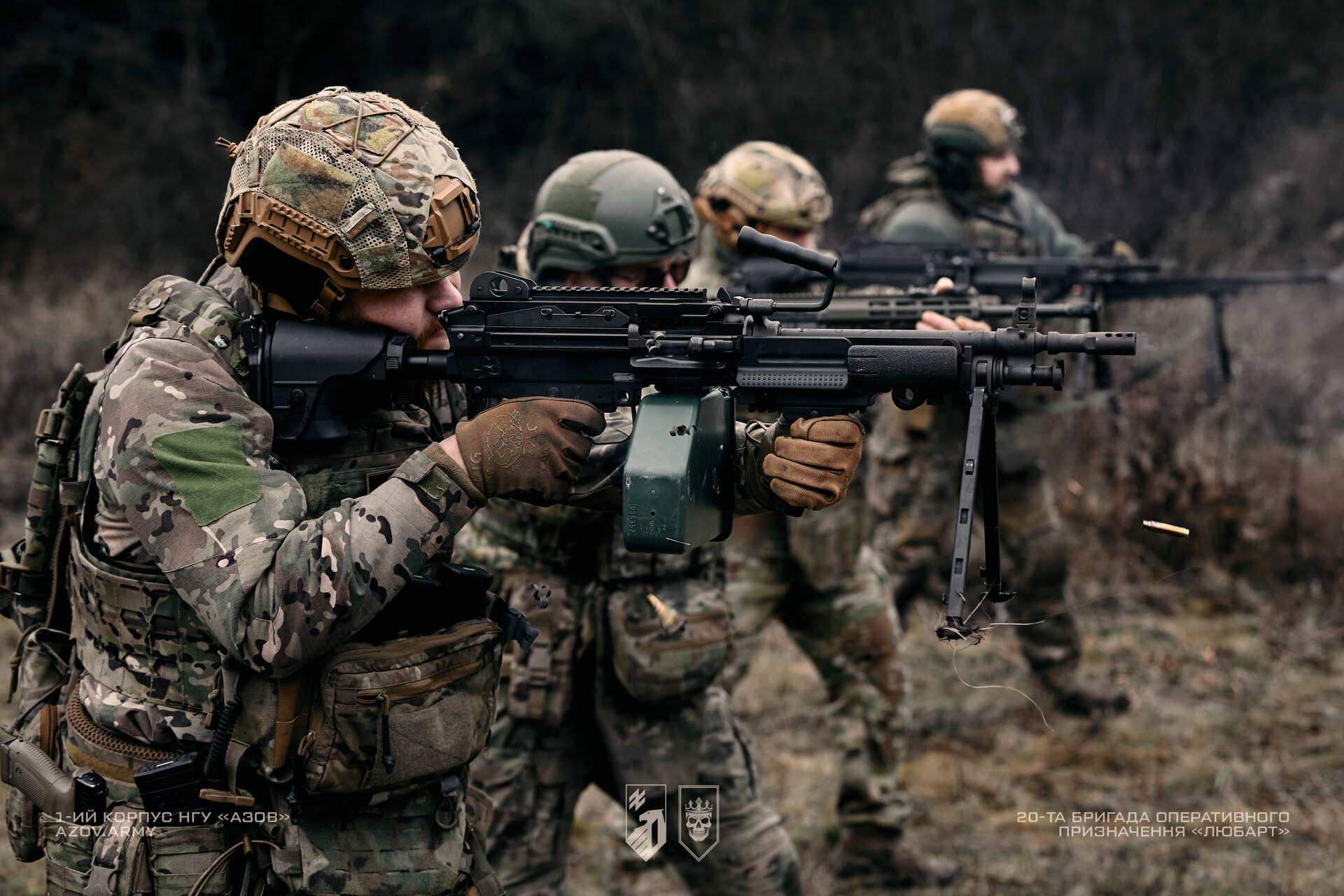 Військовослужбовці бригади Любарт стріляють зі зброї на полігоні